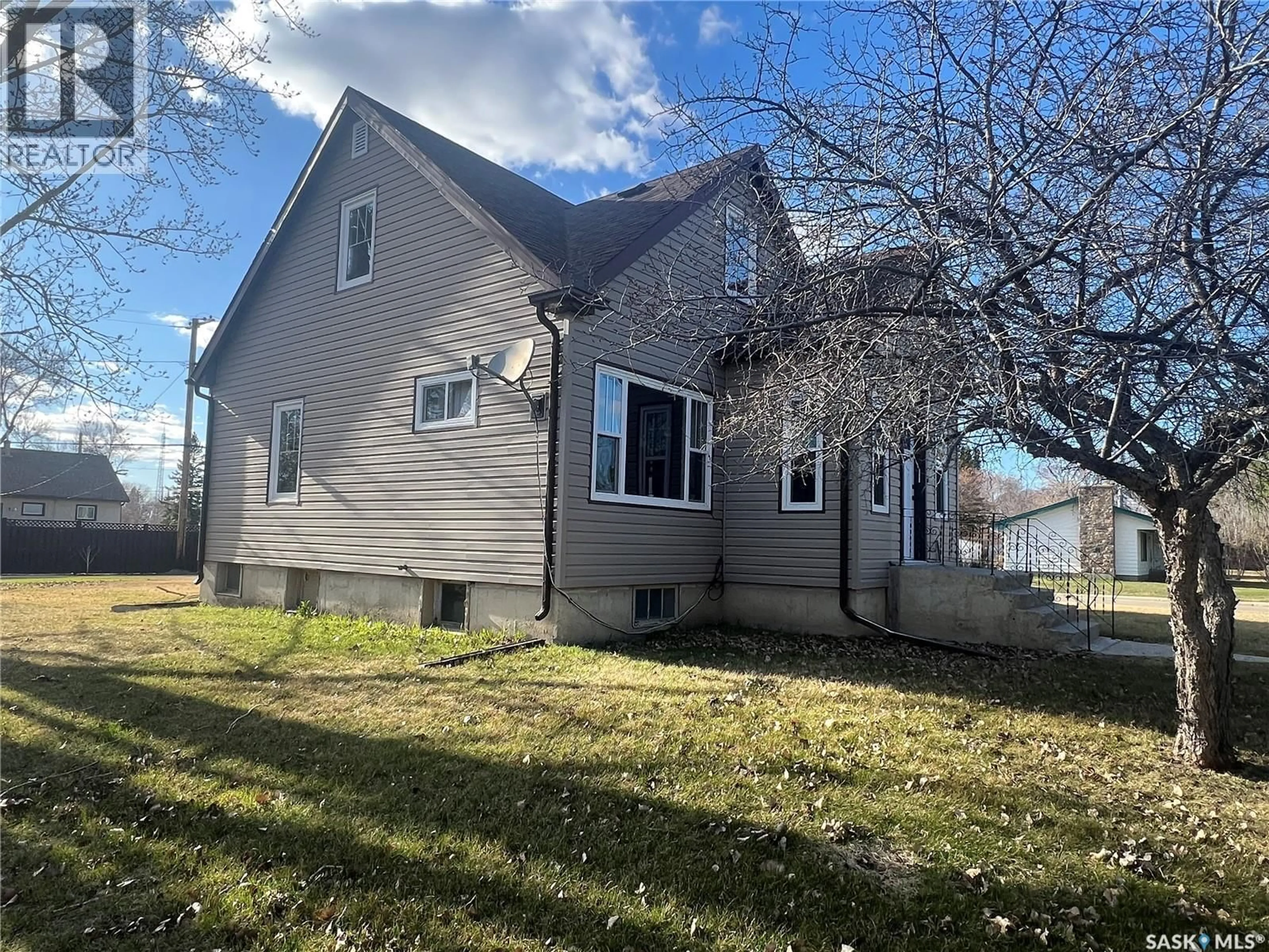 A pic from outside/outdoor area/front of a property/back of a property/a pic from drone, street for 630 MAIN STREET, Esterhazy Saskatchewan S0A0X0