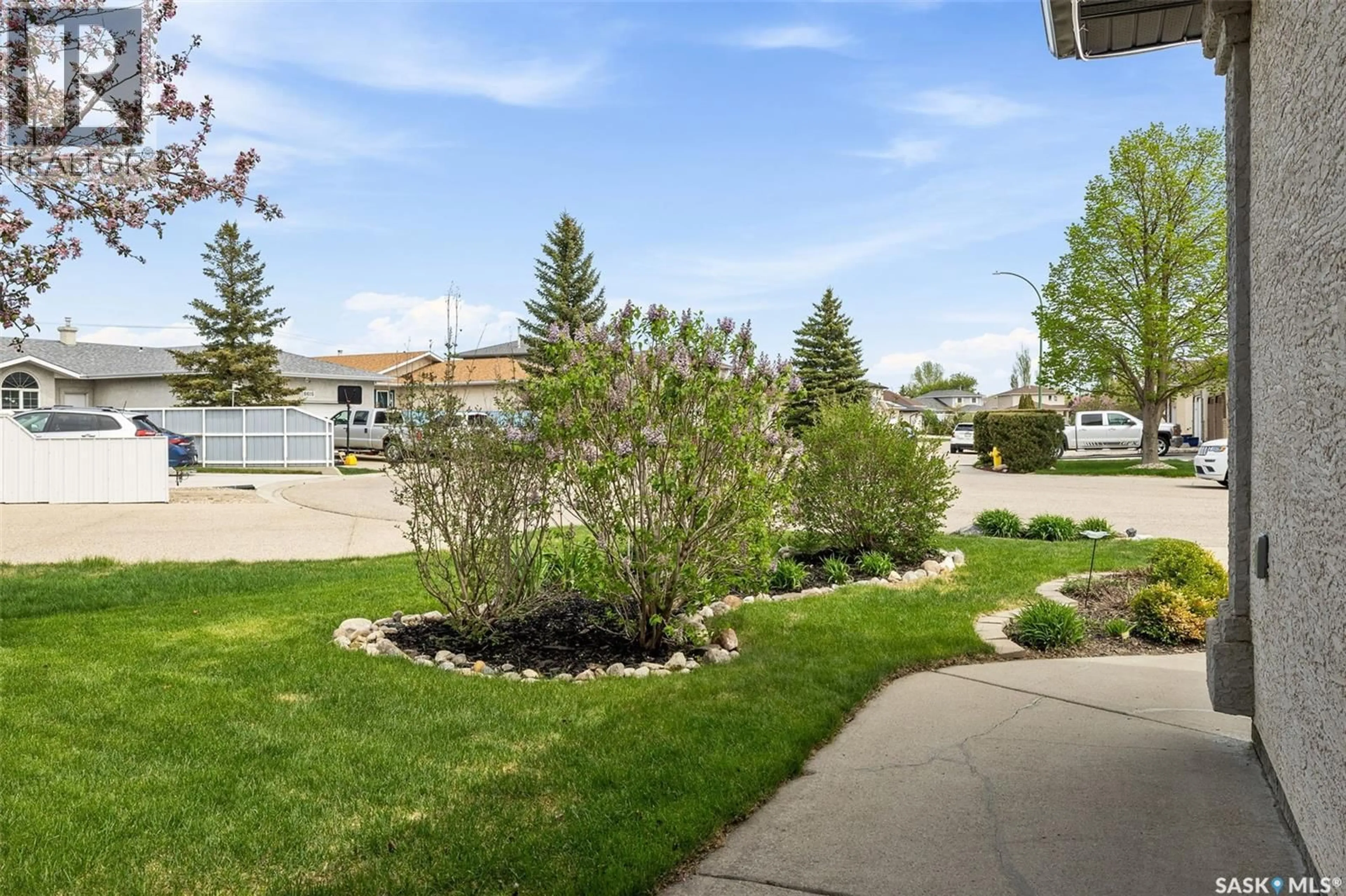 Patio, street for 8628 THURSTON CRESCENT, Regina Saskatchewan S4Y1A3