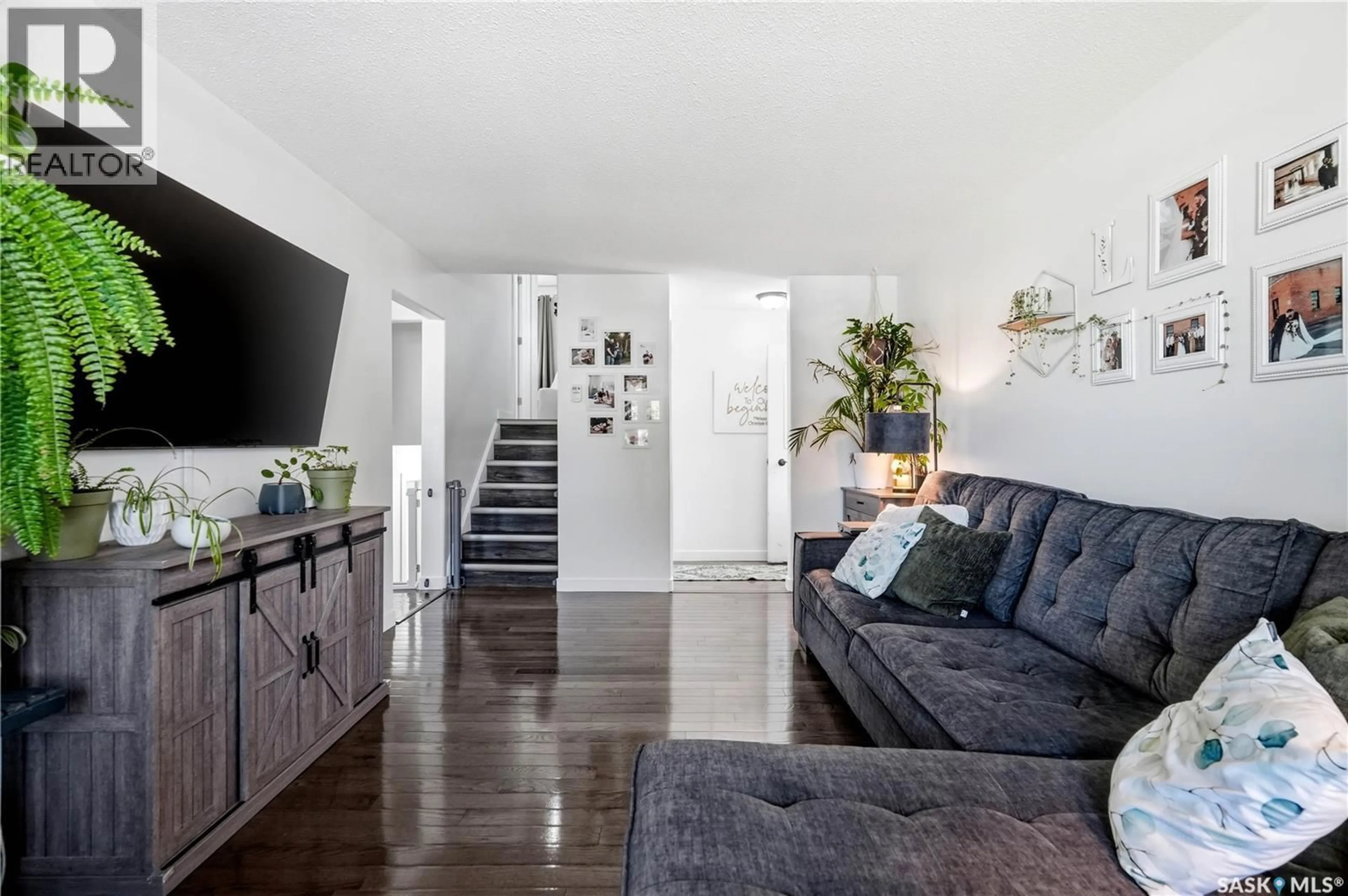 Living room with furniture, unknown for 267 UPLAND DRIVE, Regina Saskatchewan S4R5H5