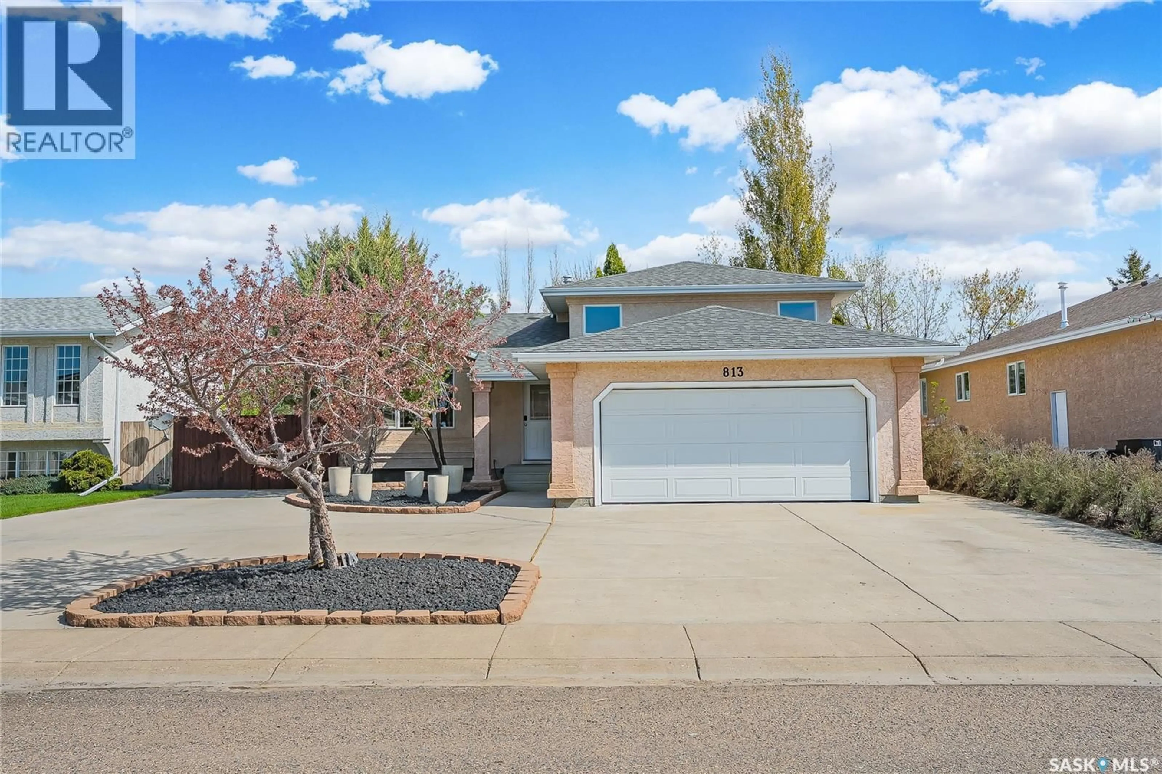 Home with vinyl exterior material, street for 813 DERKSEN PLACE, Martensville Saskatchewan S0K2T0