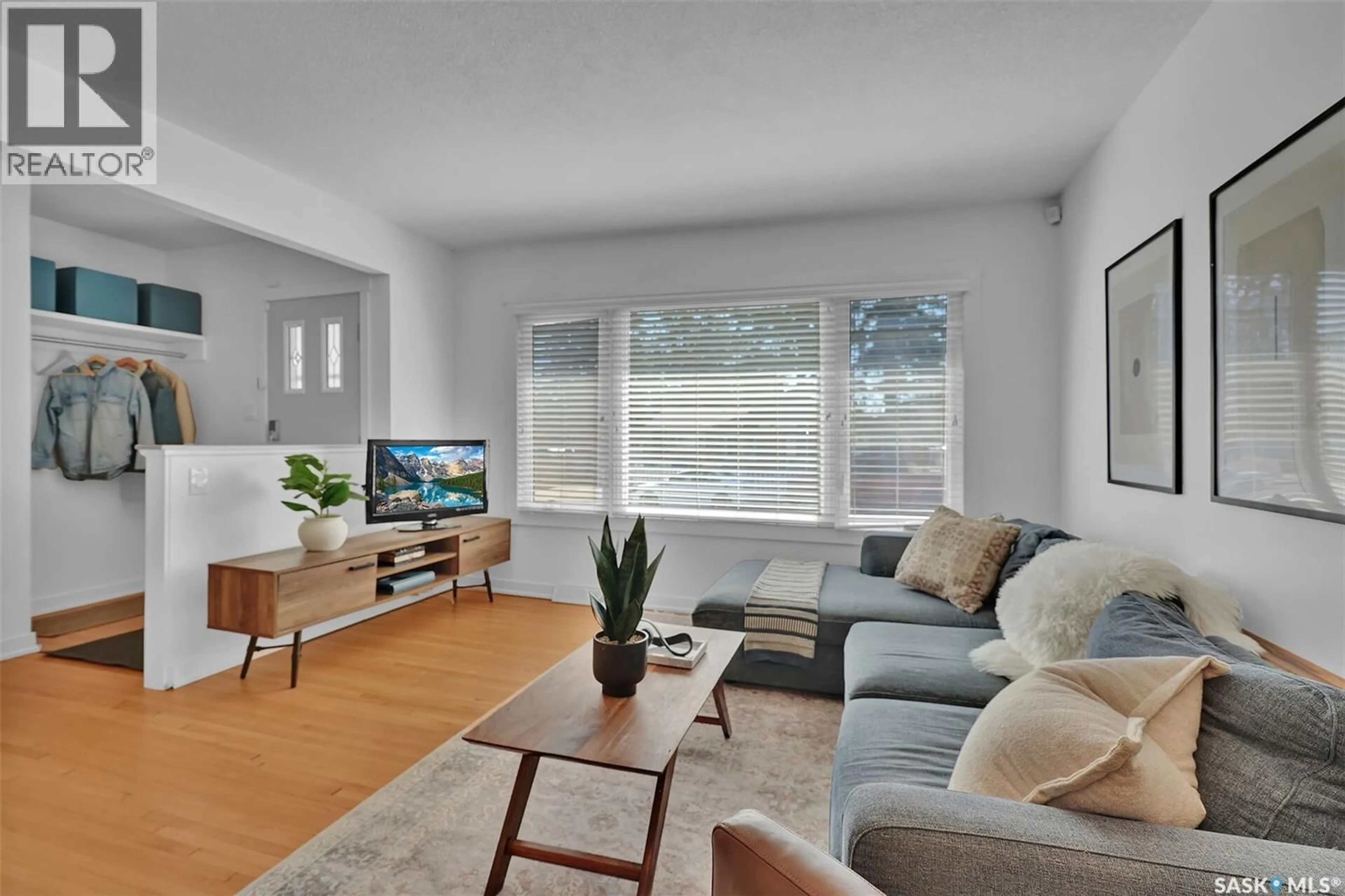 Living room with furniture, unknown for 2050 JUBILEE AVENUE, Regina Saskatchewan S4S3T8