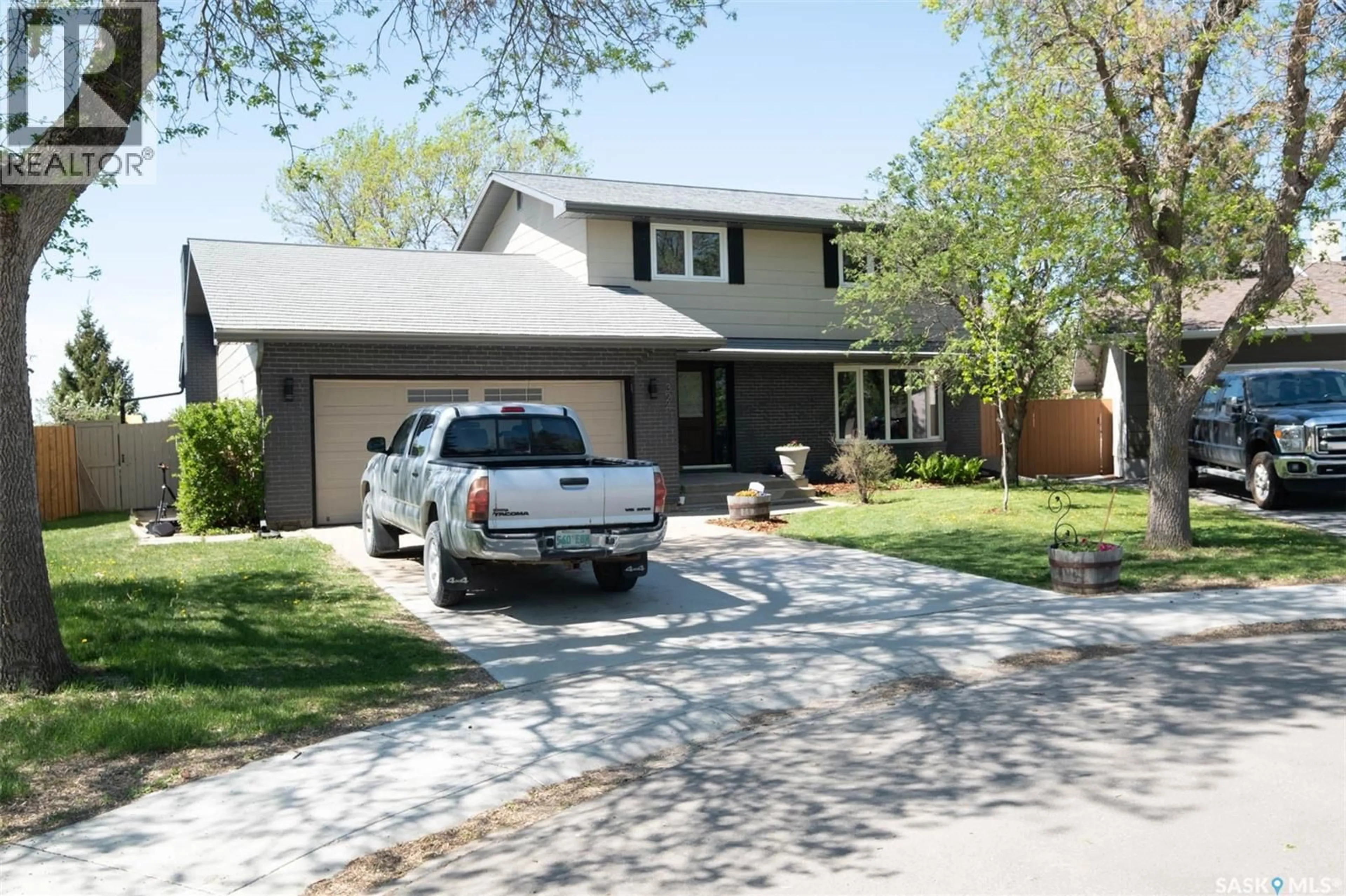 Home with vinyl exterior material, street for 324 LOCKWOOD ROAD, Regina Saskatchewan S4S6E2