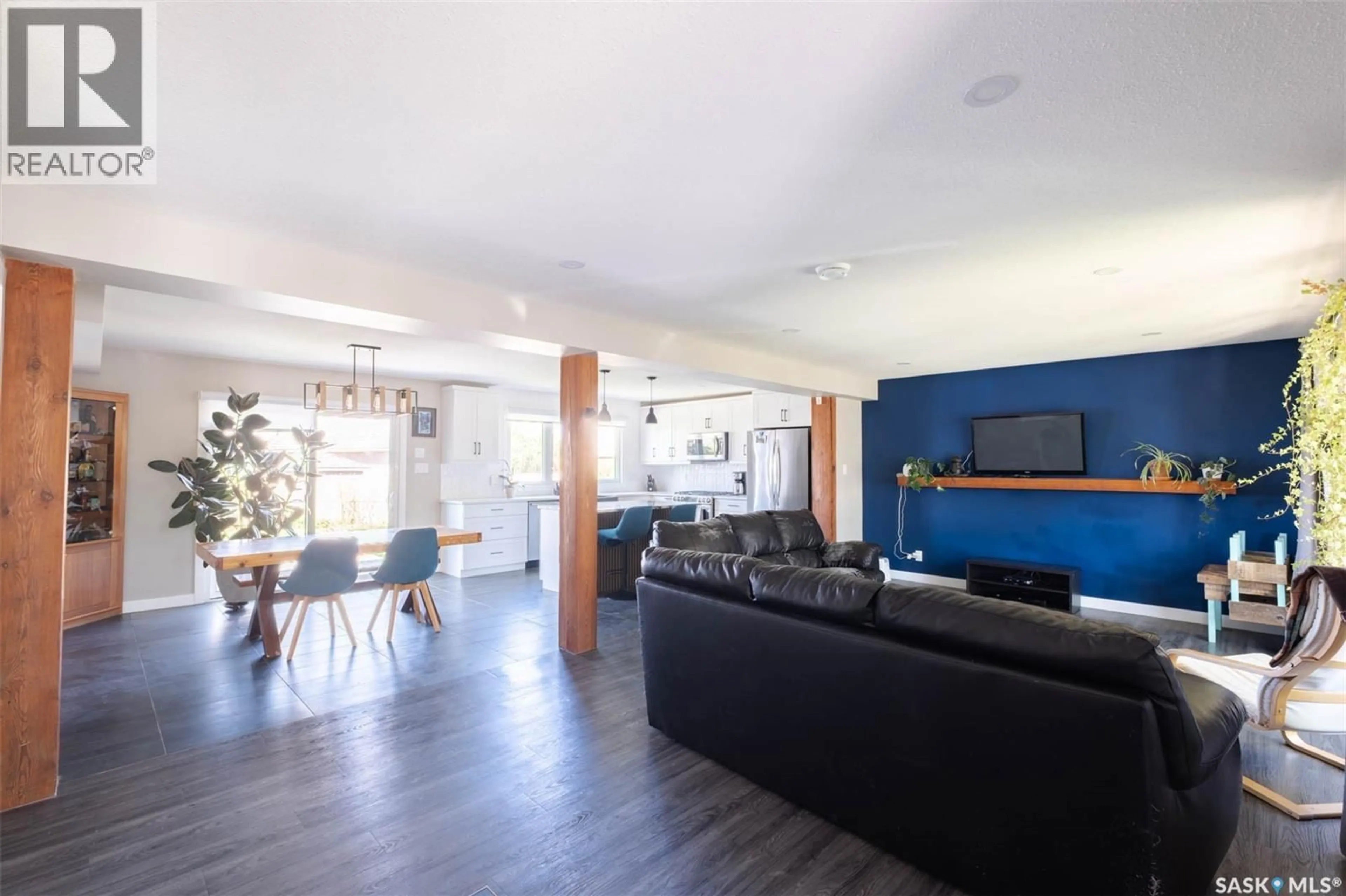 Living room with furniture, wood/laminate floor for 324 LOCKWOOD ROAD, Regina Saskatchewan S4S6E2