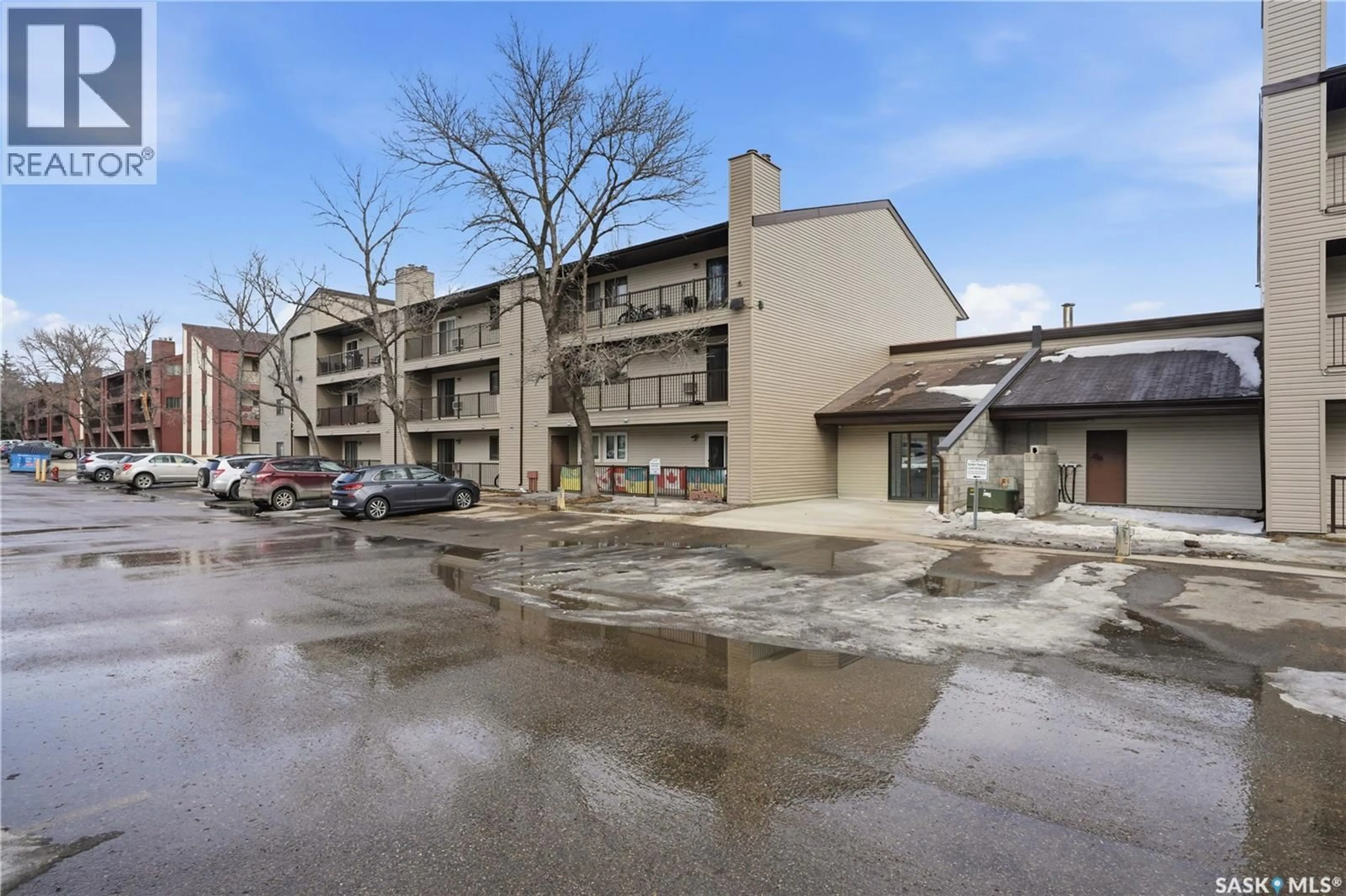 Patio, building for 208B - 4040 8TH STREET, Saskatoon Saskatchewan S7H5L4