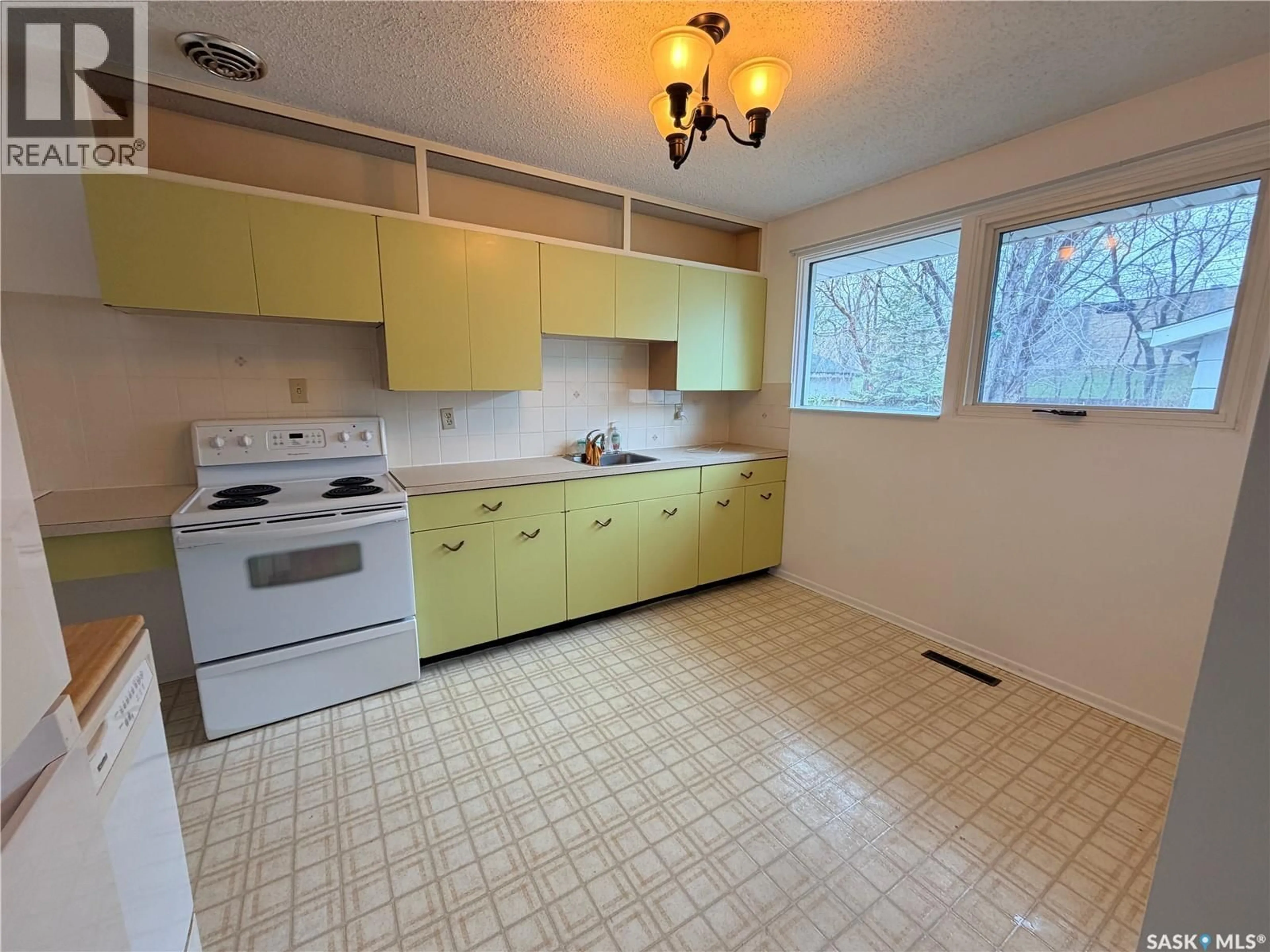 Standard kitchen, unknown for 70 LINDSAY DRIVE, Saskatoon Saskatchewan S7H4B4