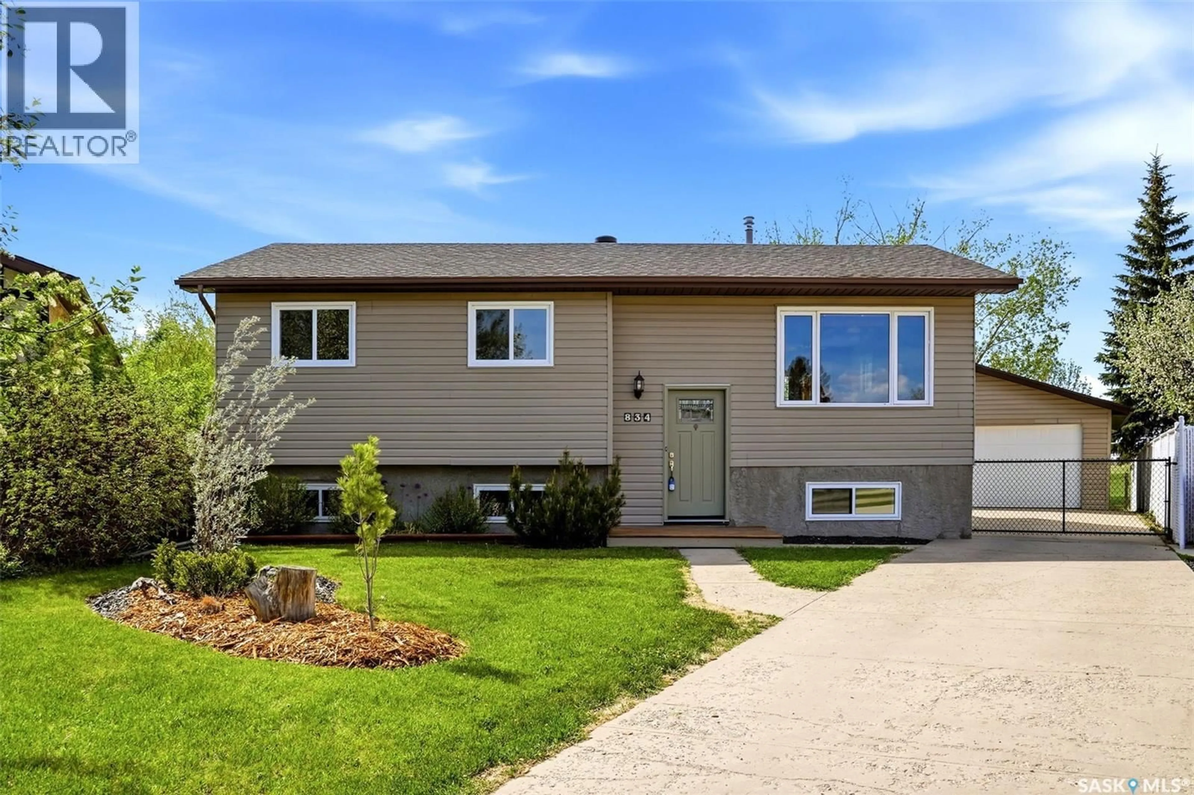 Home with vinyl exterior material, street for 834 ERB BAY, Regina Saskatchewan S4N7B1