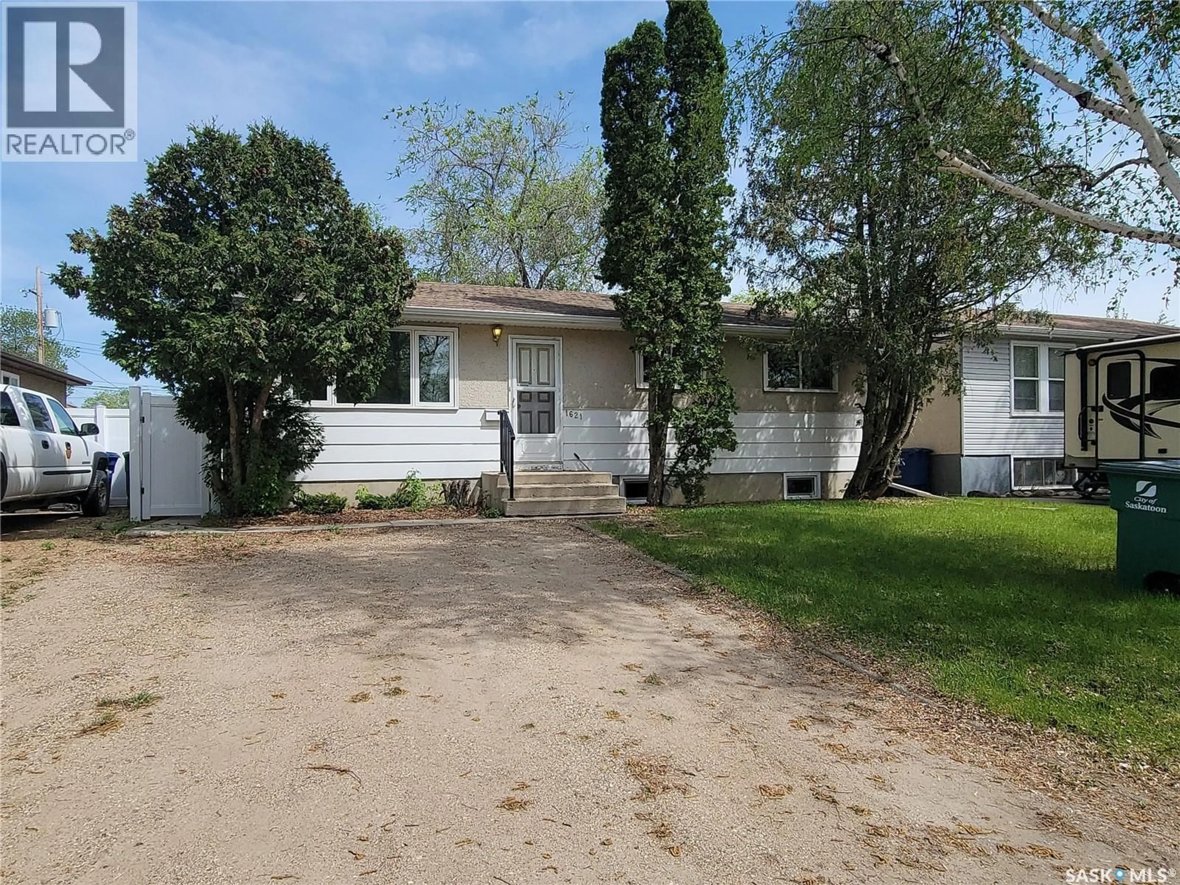 A pic from outside/outdoor area/front of a property/back of a property/a pic from drone, street for 1621 GREIG AVENUE, Saskatoon Saskatchewan S7N2K1