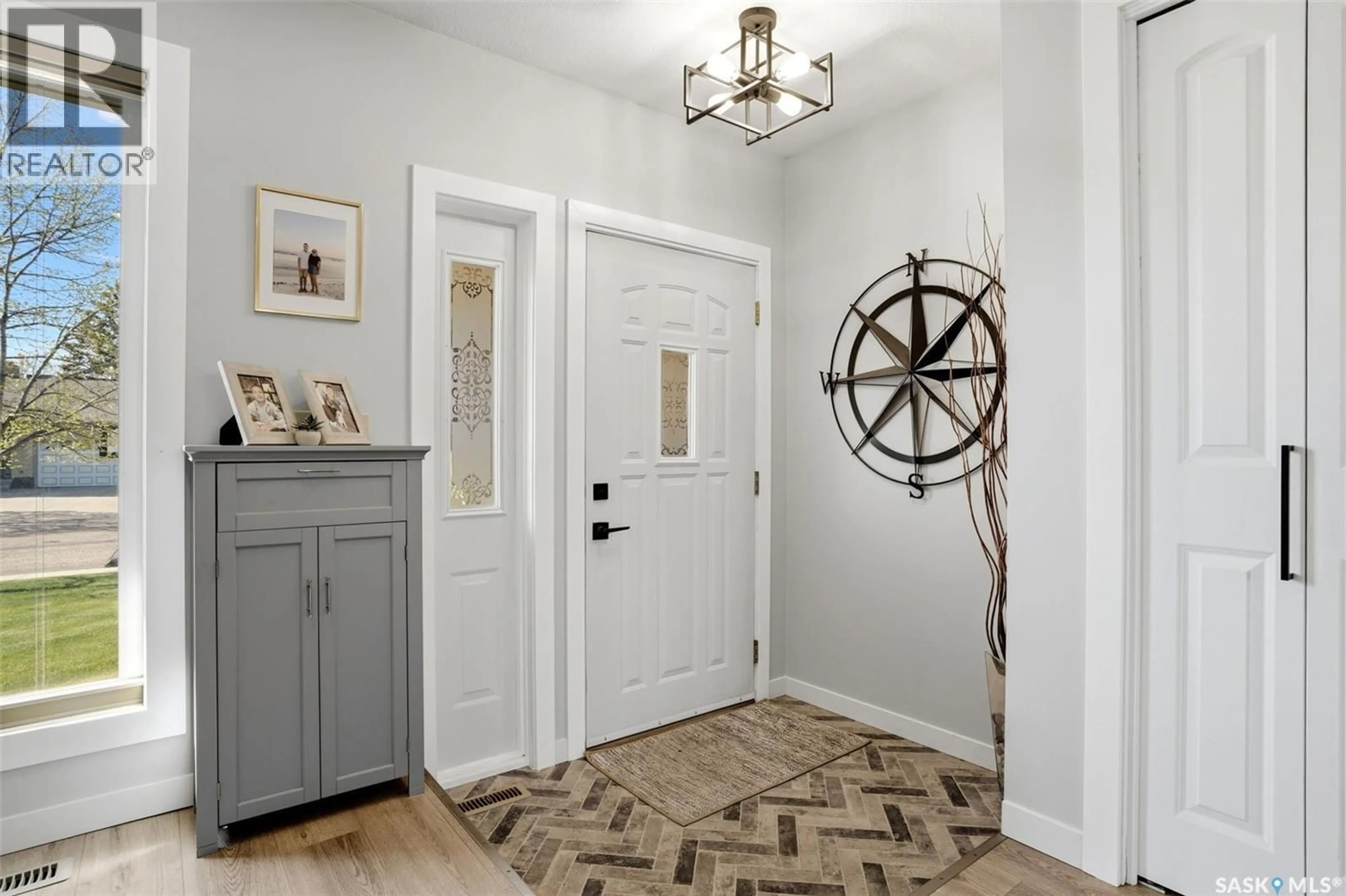 Indoor entryway for 10 LOUISE CRESCENT, Regina Saskatchewan S4X2E2