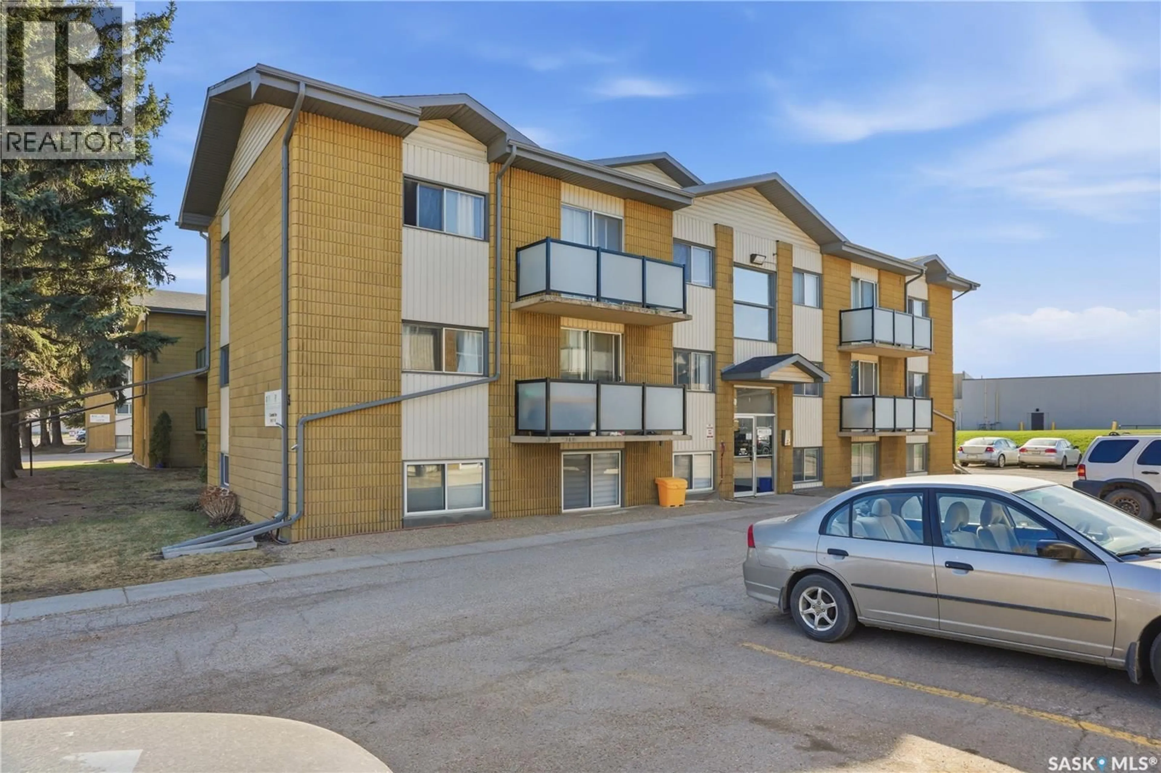 Patio, building for 3 - 93 COLUMBIA DRIVE, Saskatoon Saskatchewan S7K1E3