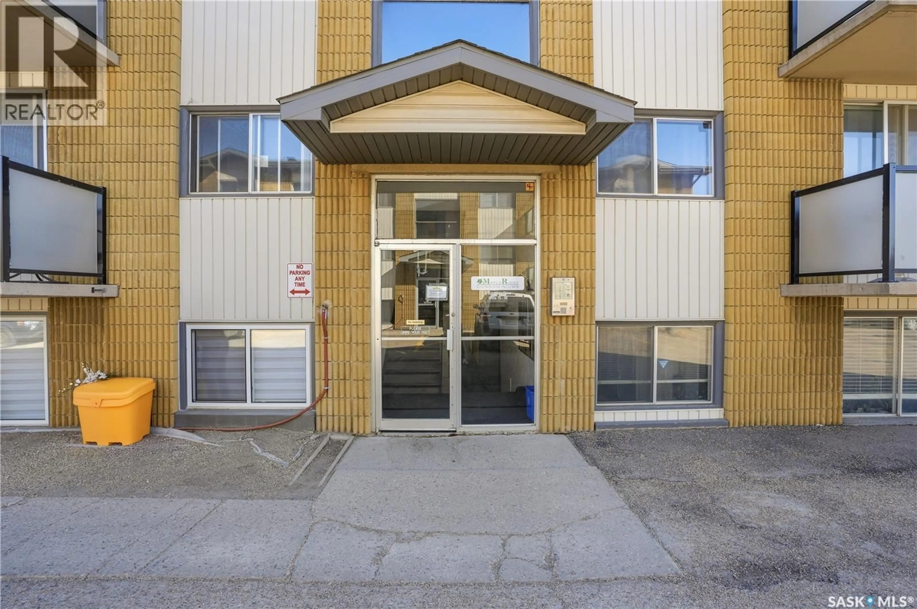 Indoor foyer for 3 - 93 COLUMBIA DRIVE, Saskatoon Saskatchewan S7K1E3