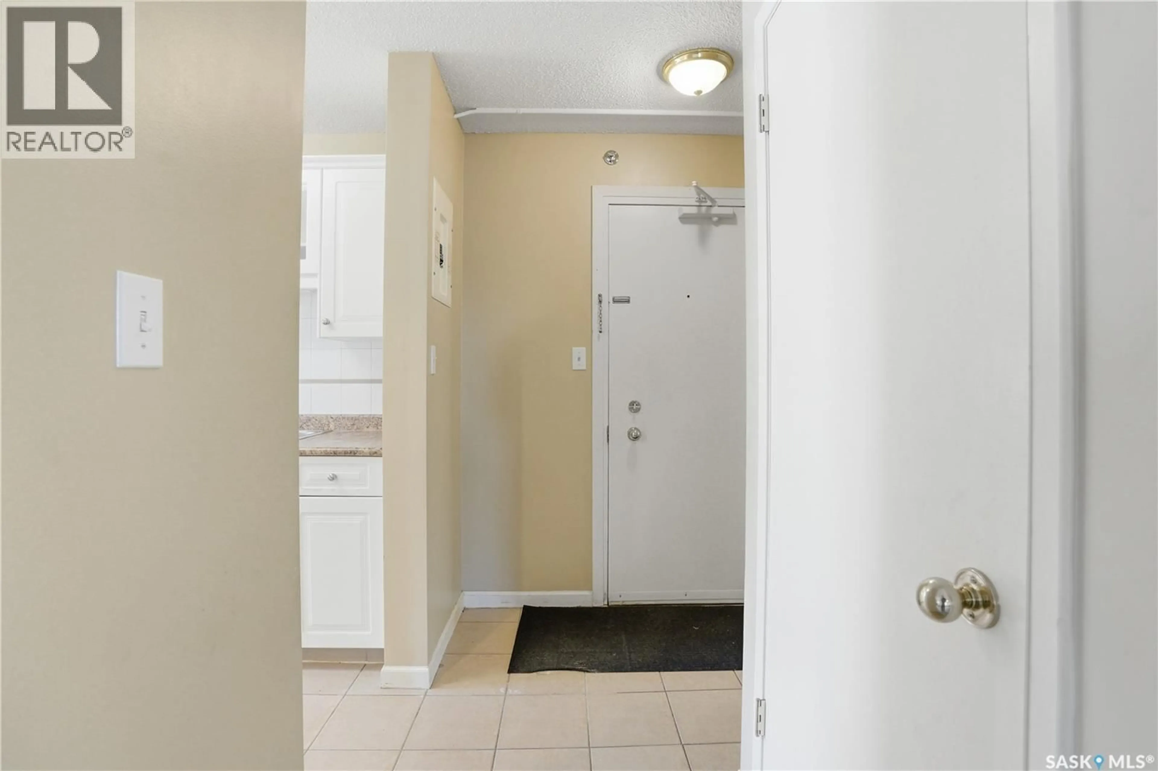 Indoor entryway for 3 - 93 COLUMBIA DRIVE, Saskatoon Saskatchewan S7K1E3