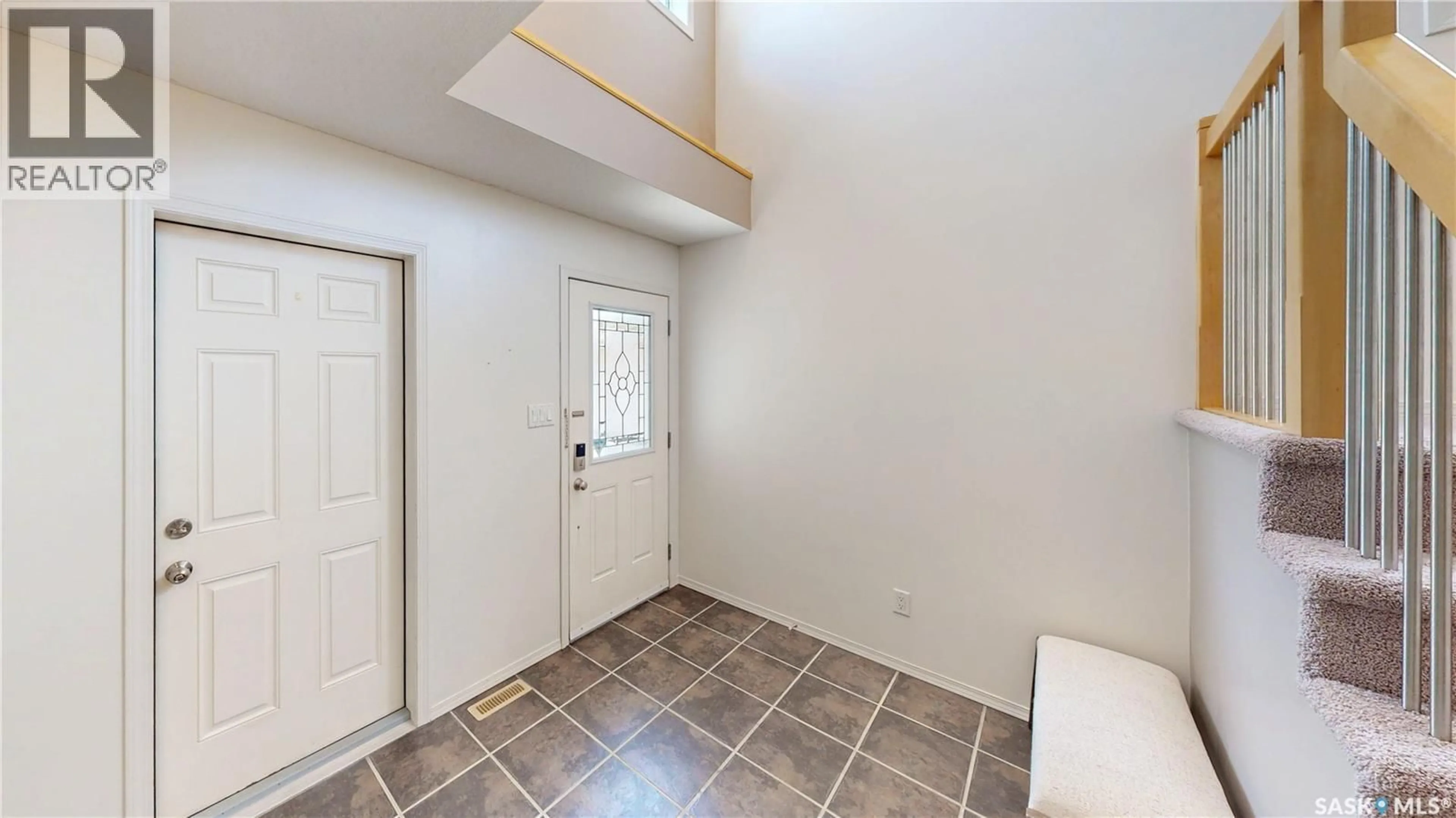 Indoor entryway for 7058 WASCANA COVE DRIVE, Regina Saskatchewan S4V3E9