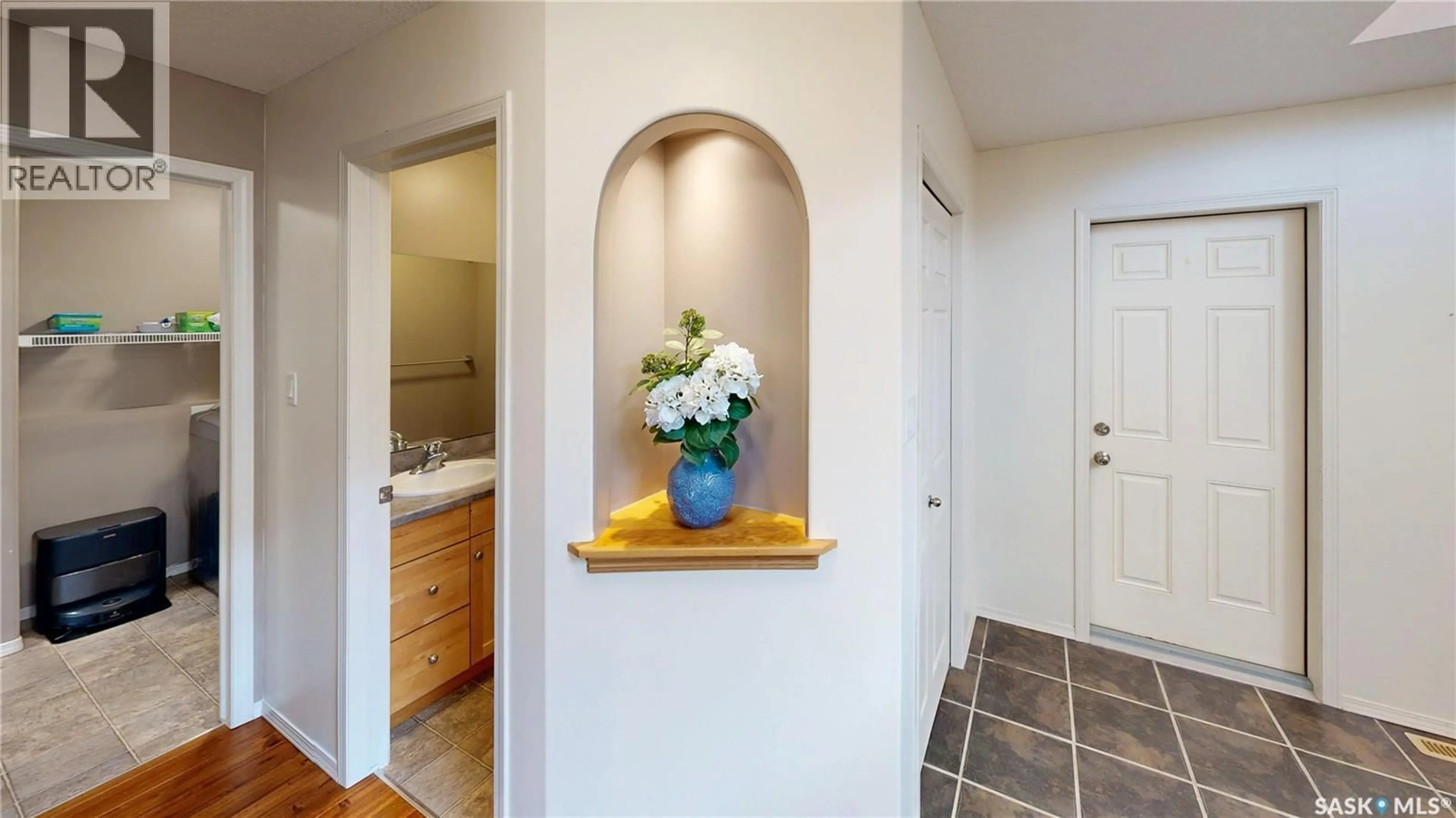 Indoor entryway for 7058 WASCANA COVE DRIVE, Regina Saskatchewan S4V3E9