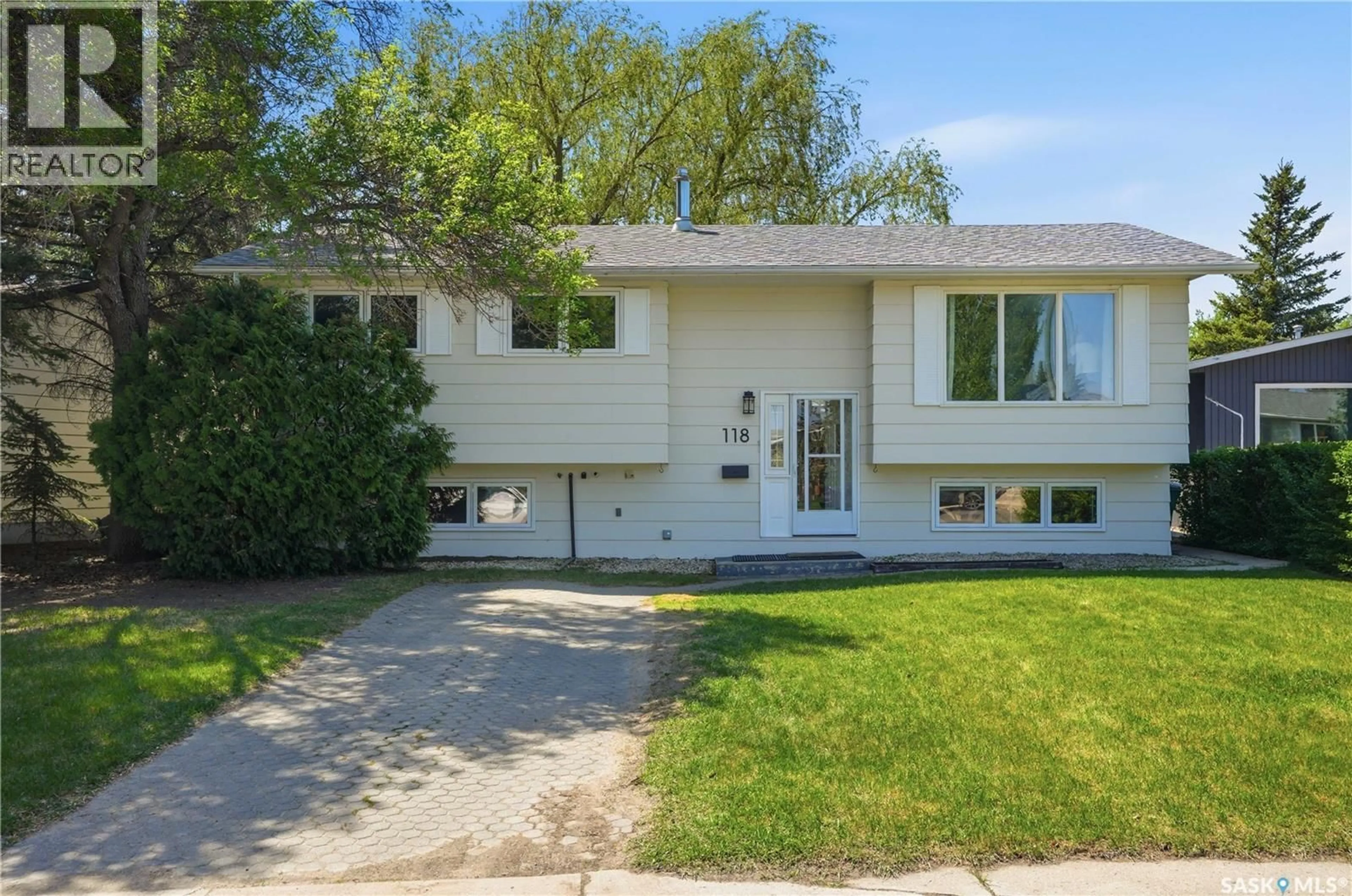 Home with vinyl exterior material, street for 118 LAURENTIAN DRIVE, Saskatoon Saskatchewan S7H4M2