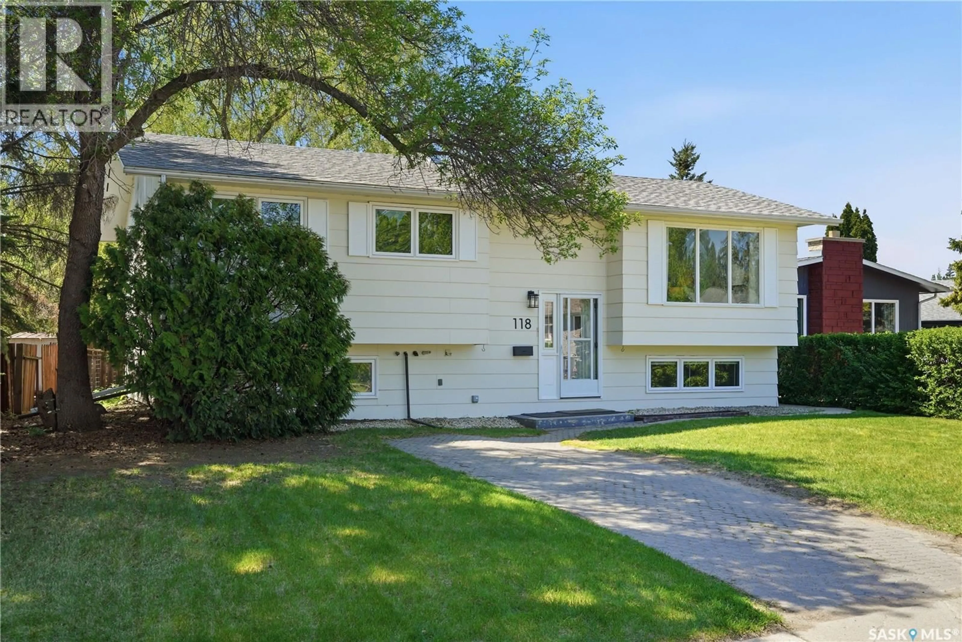 Home with vinyl exterior material, street for 118 LAURENTIAN DRIVE, Saskatoon Saskatchewan S7H4M2
