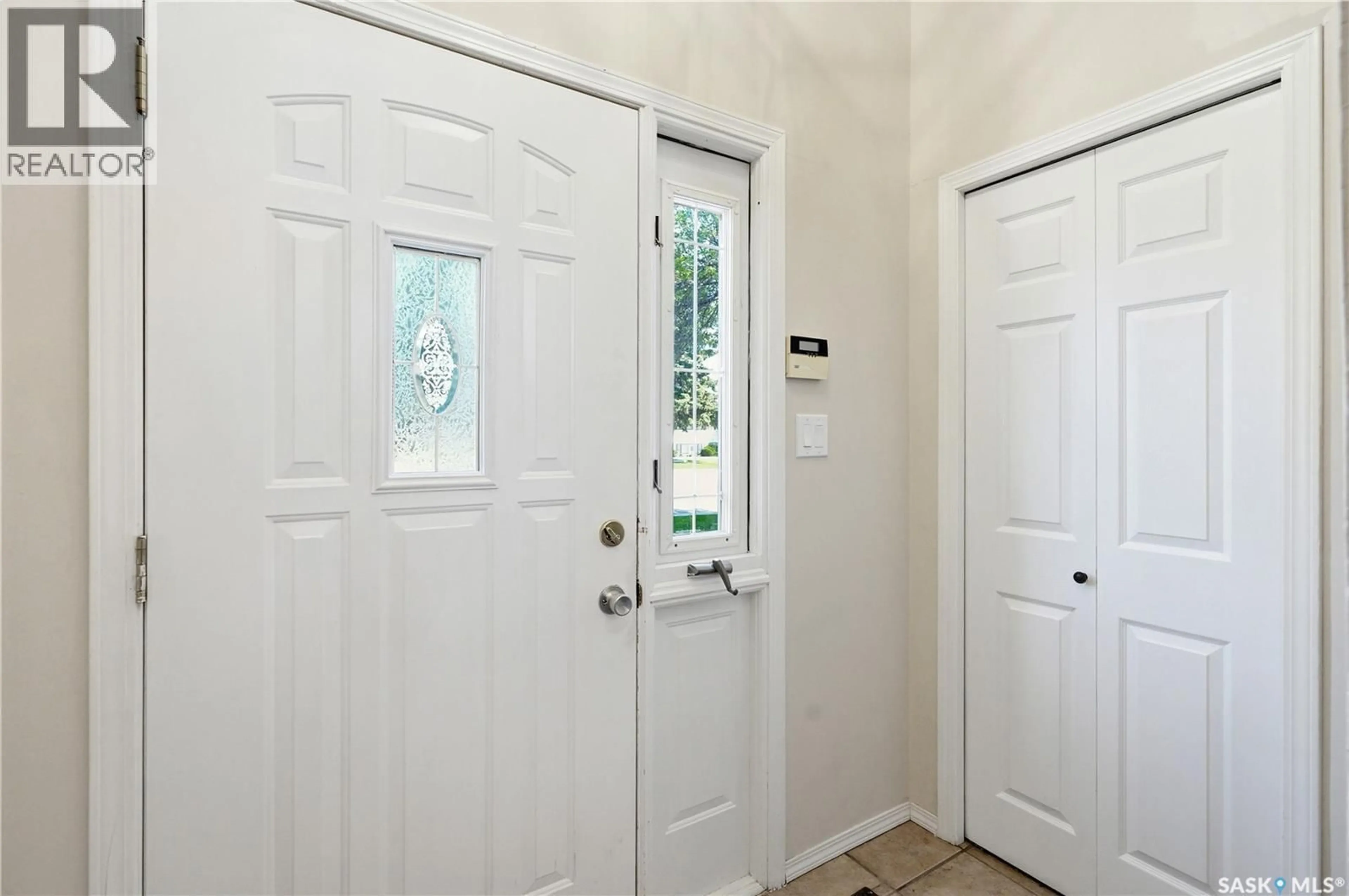 Indoor entryway for 118 LAURENTIAN DRIVE, Saskatoon Saskatchewan S7H4M2