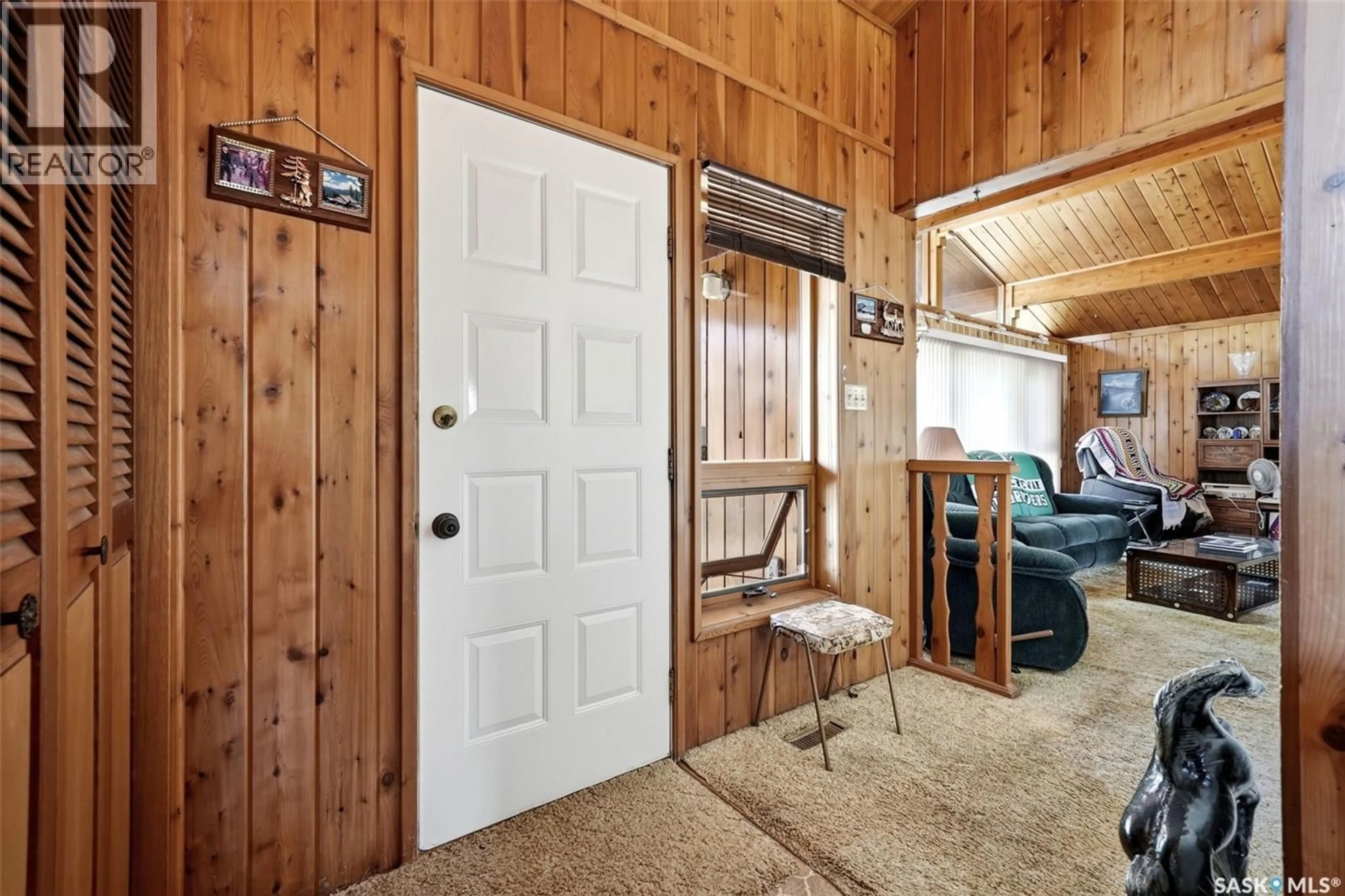 Indoor foyer for 45 MILLER CRESCENT, Lumsden Saskatchewan S0G3C0