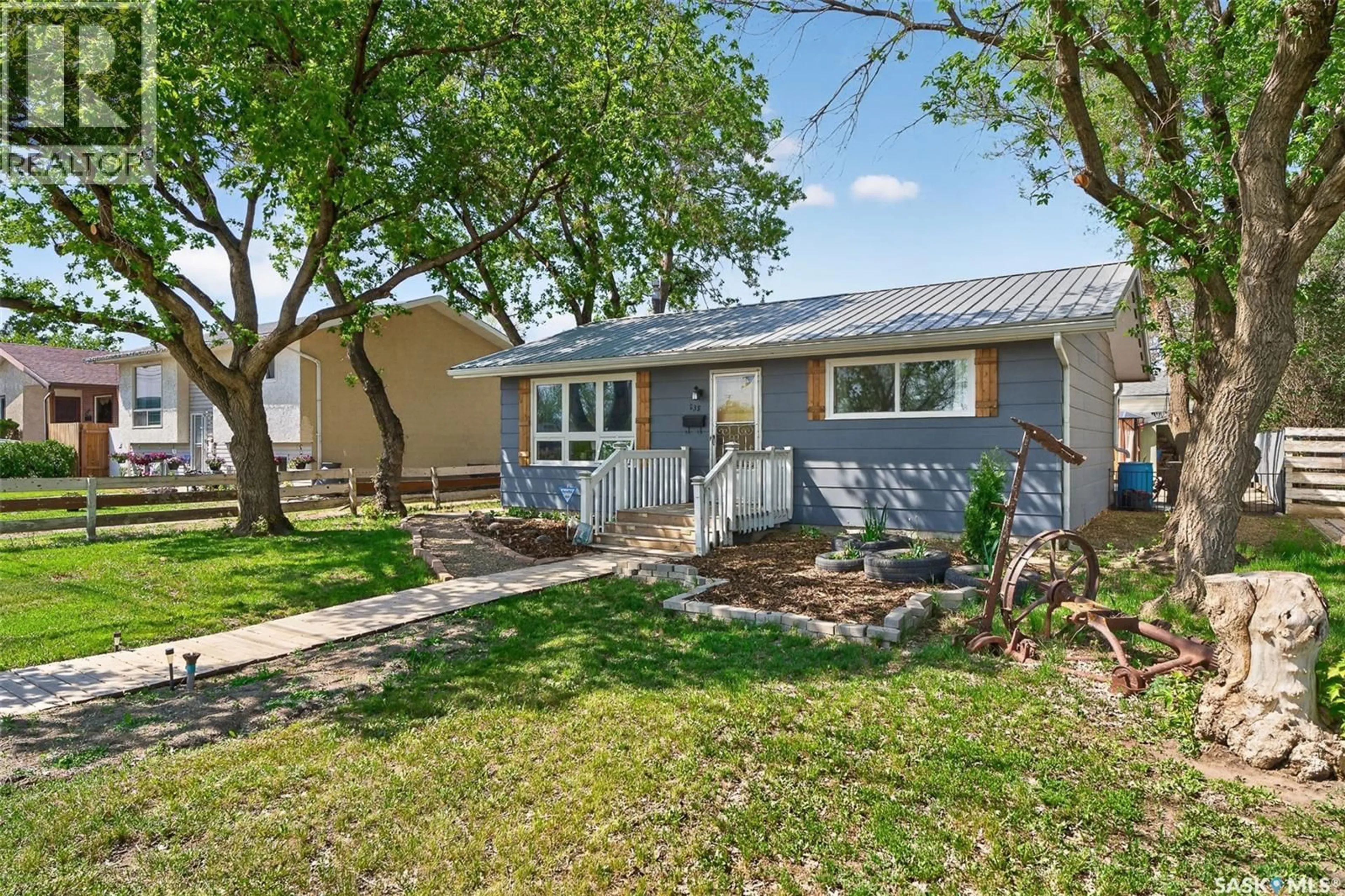 Home with vinyl exterior material, street for 838 OMINICA STREET, Moose Jaw Saskatchewan S6H1Y5