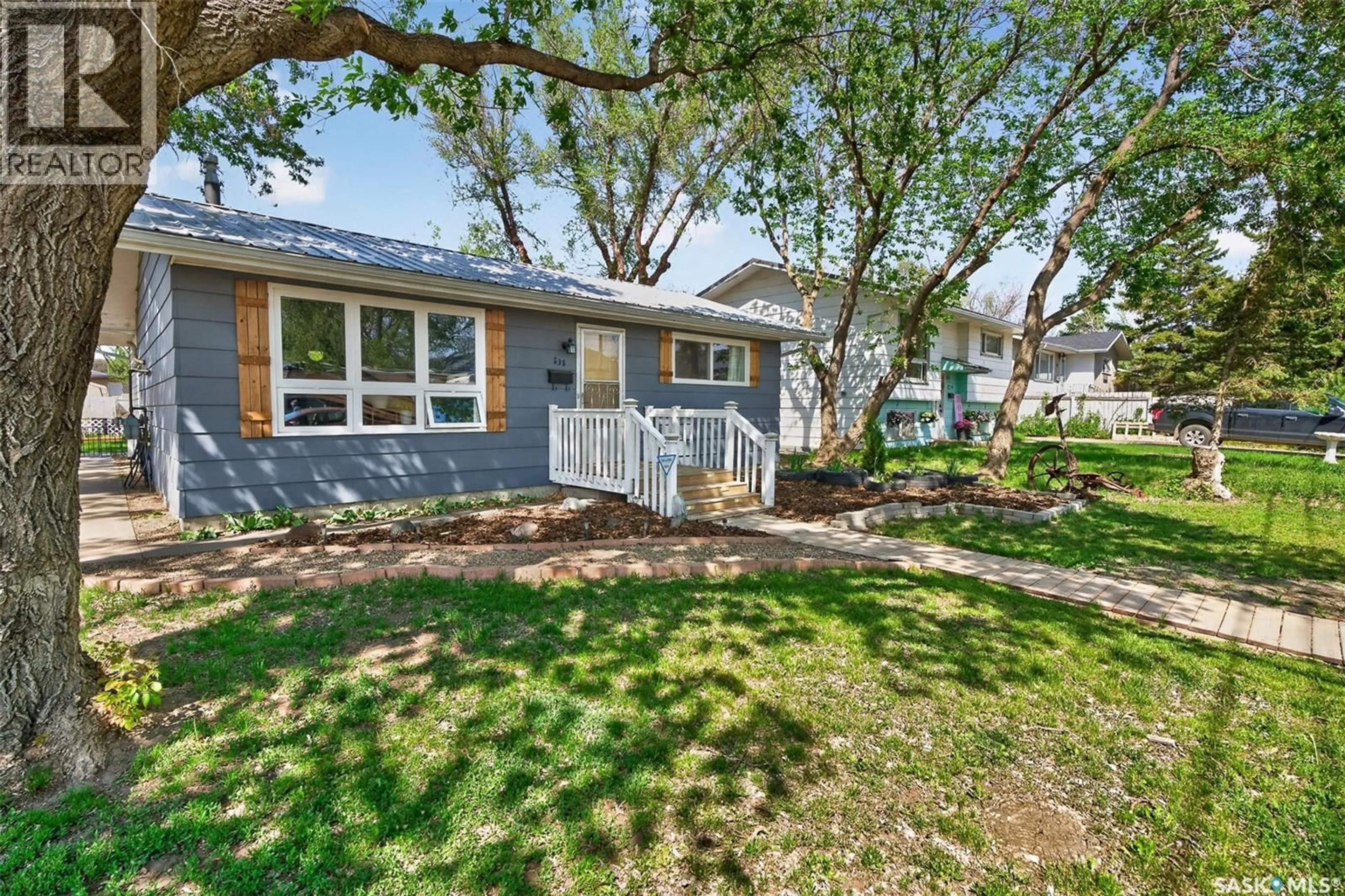 Home with vinyl exterior material, street for 838 OMINICA STREET, Moose Jaw Saskatchewan S6H1Y5