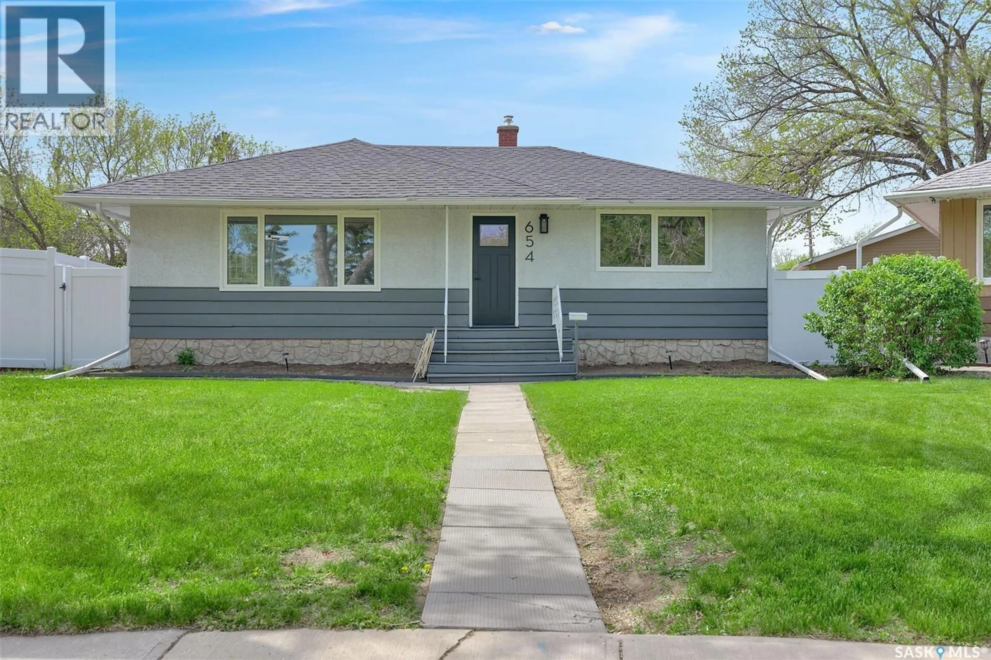 Home with vinyl exterior material, street for 654 ABERDEEN CRESCENT, Regina Saskatchewan S4T6A9