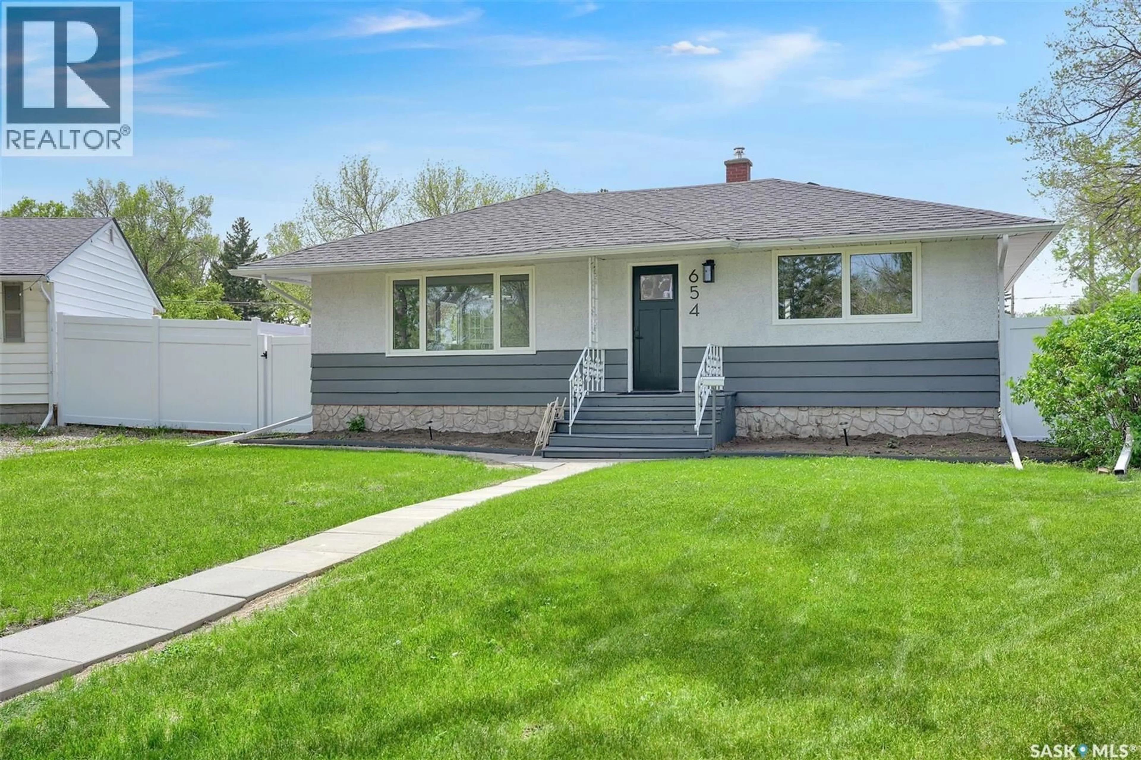 Home with vinyl exterior material, street for 654 ABERDEEN CRESCENT, Regina Saskatchewan S4T6A9