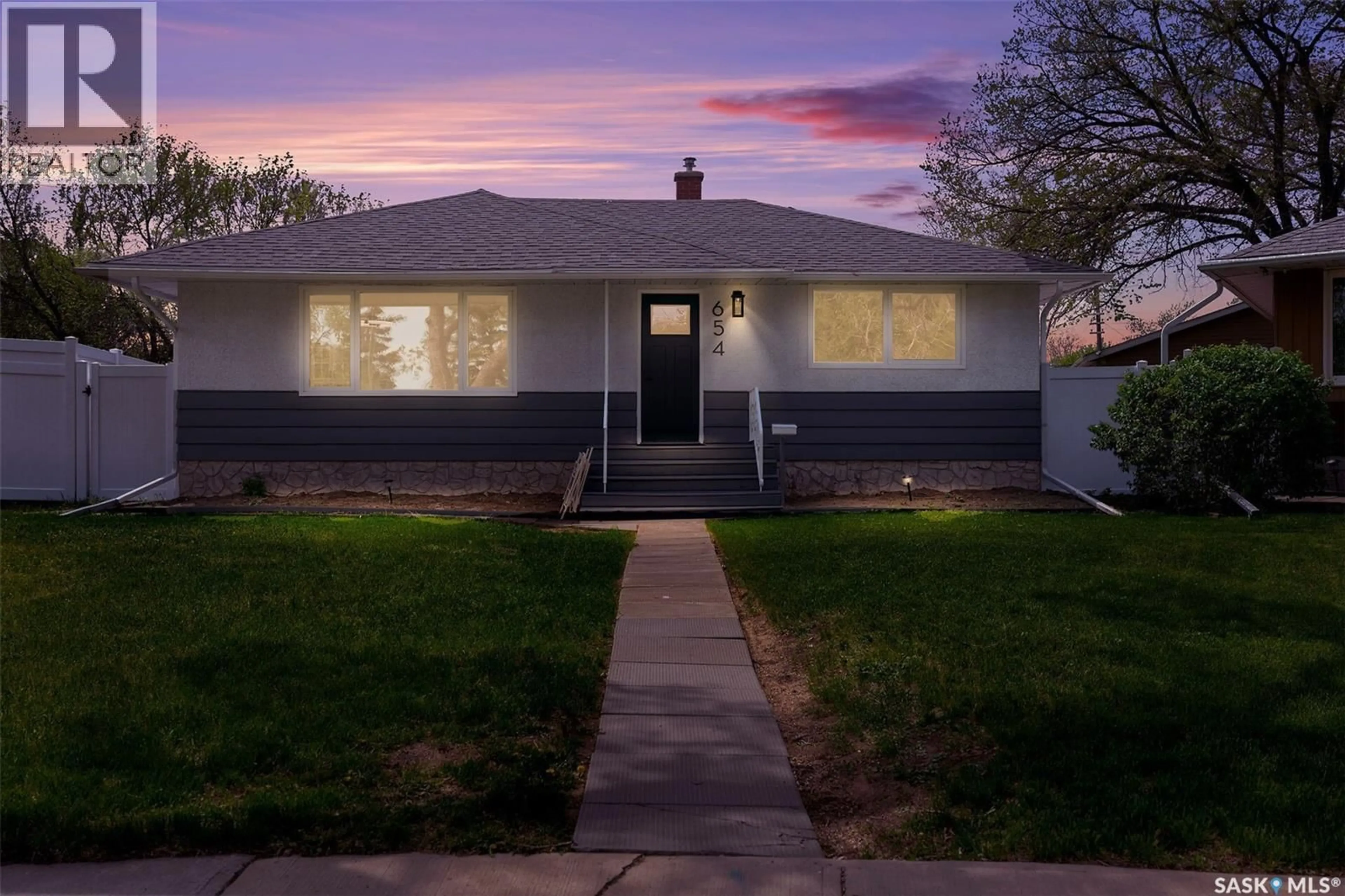 Home with vinyl exterior material, street for 654 ABERDEEN CRESCENT, Regina Saskatchewan S4T6A9