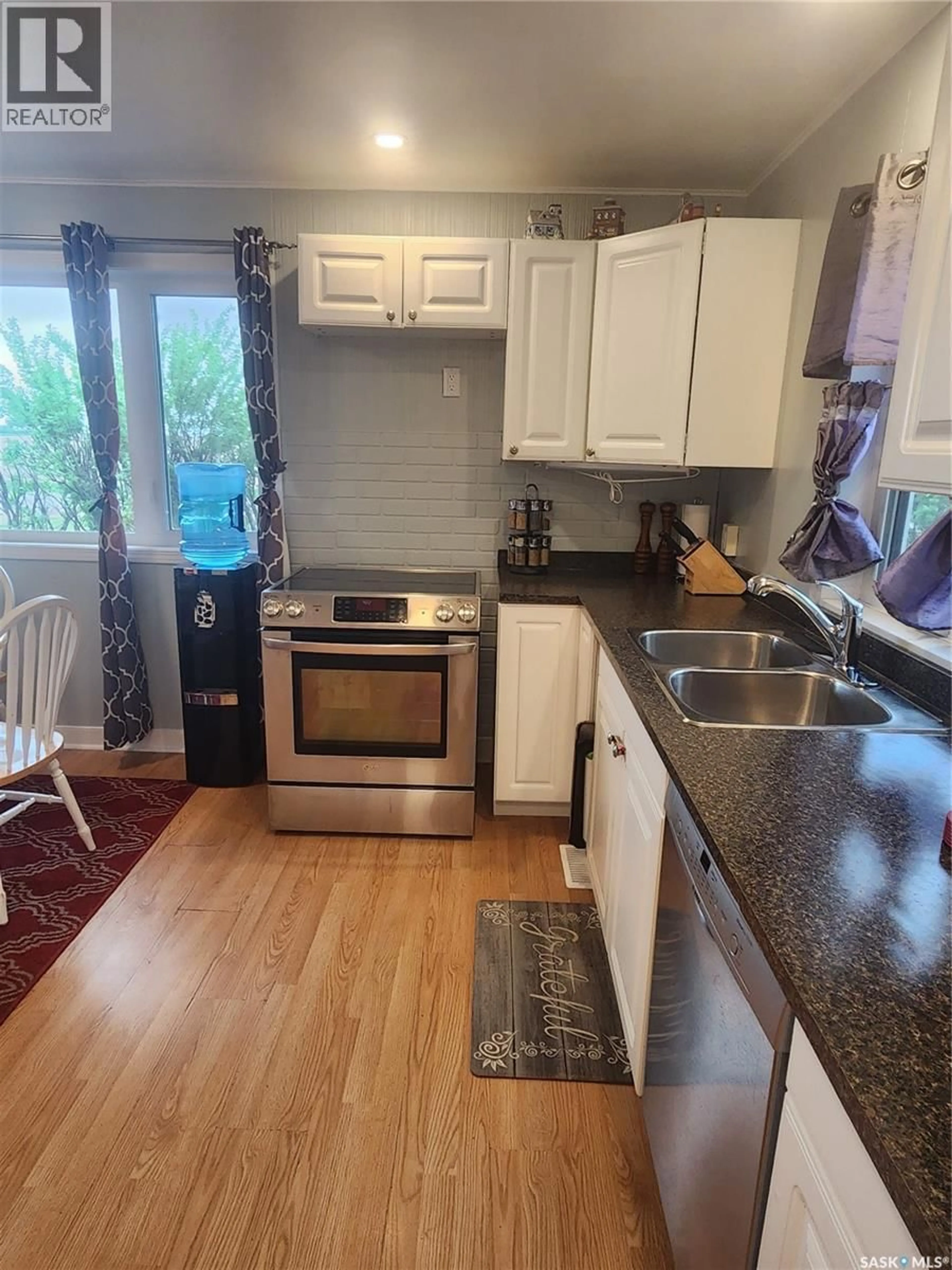 Standard kitchen, wood/laminate floor for 101 CENTRE STREET, Frontier Saskatchewan S0N0W0