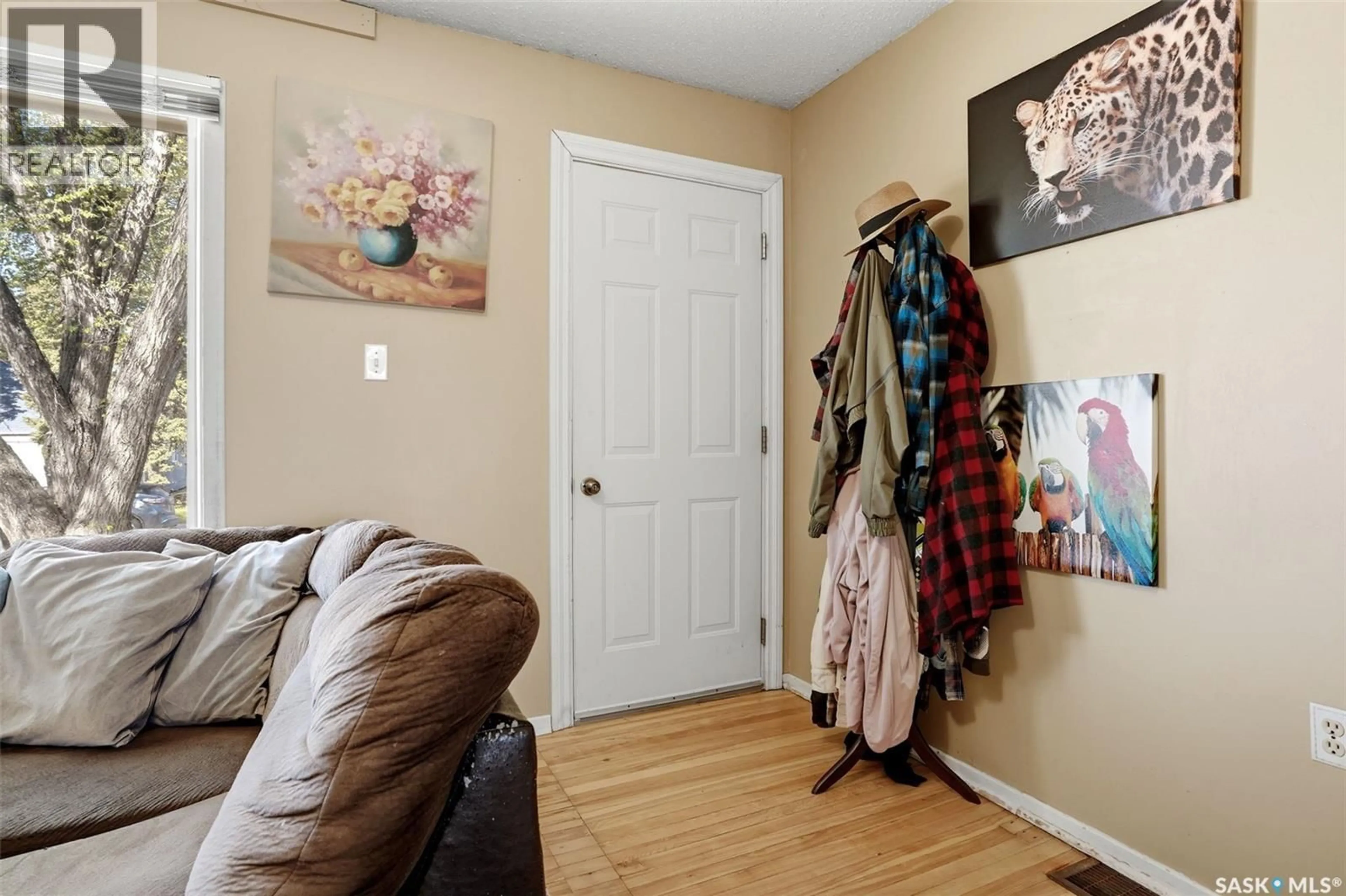 Indoor entryway for 1763 ROYAL STREET, Regina Saskatchewan S4T5A8