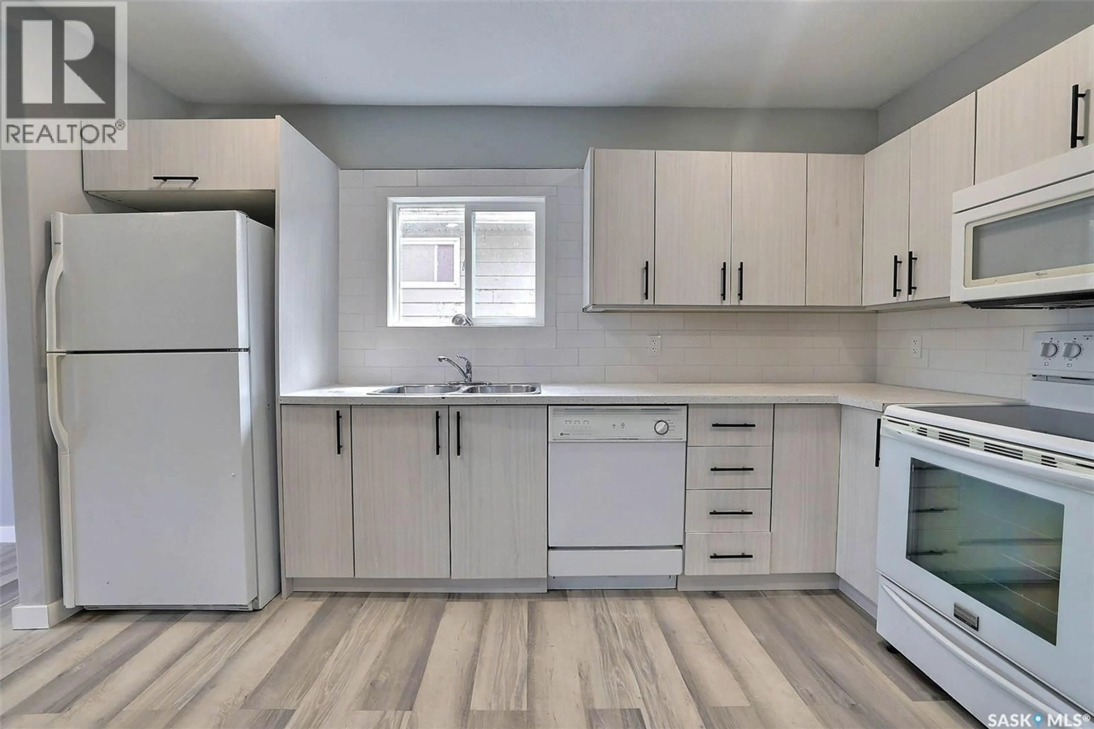 Standard kitchen, unknown for 650 ROBINSON STREET, Regina Saskatchewan S4P2L8