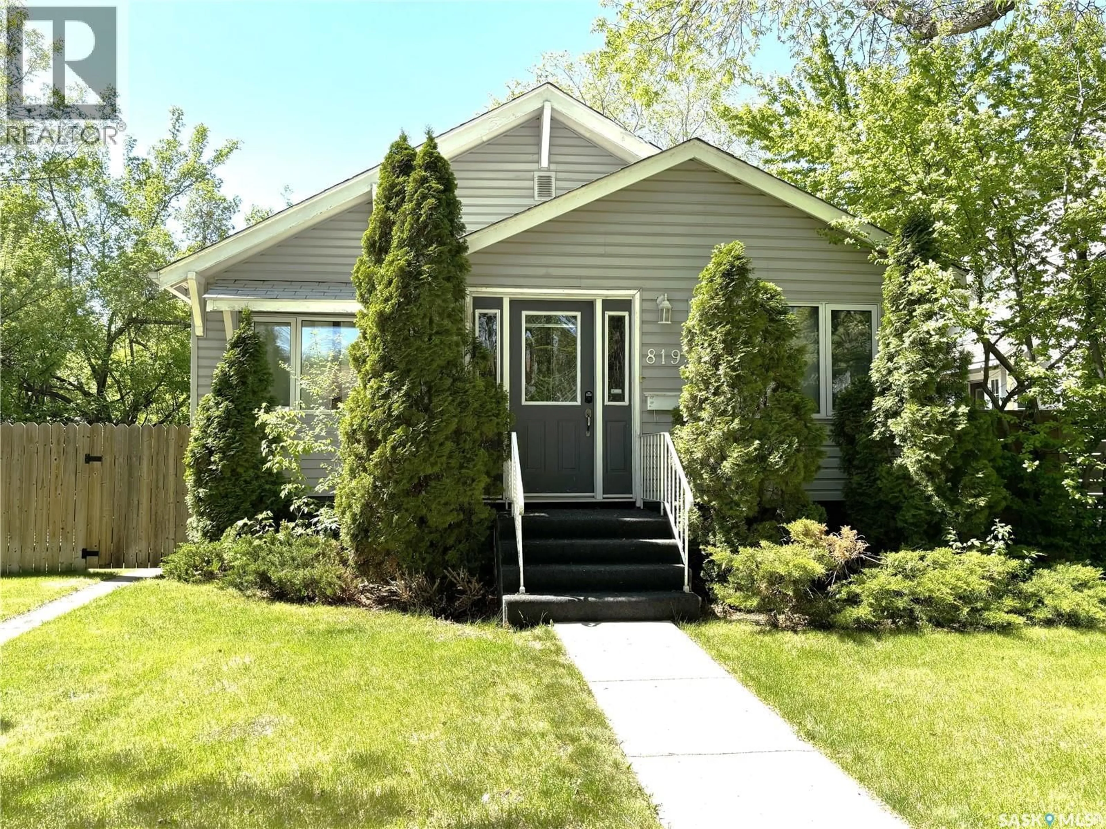 Home with vinyl exterior material, street for 819 5TH AVENUE, Saskatoon Saskatchewan S7K2R7