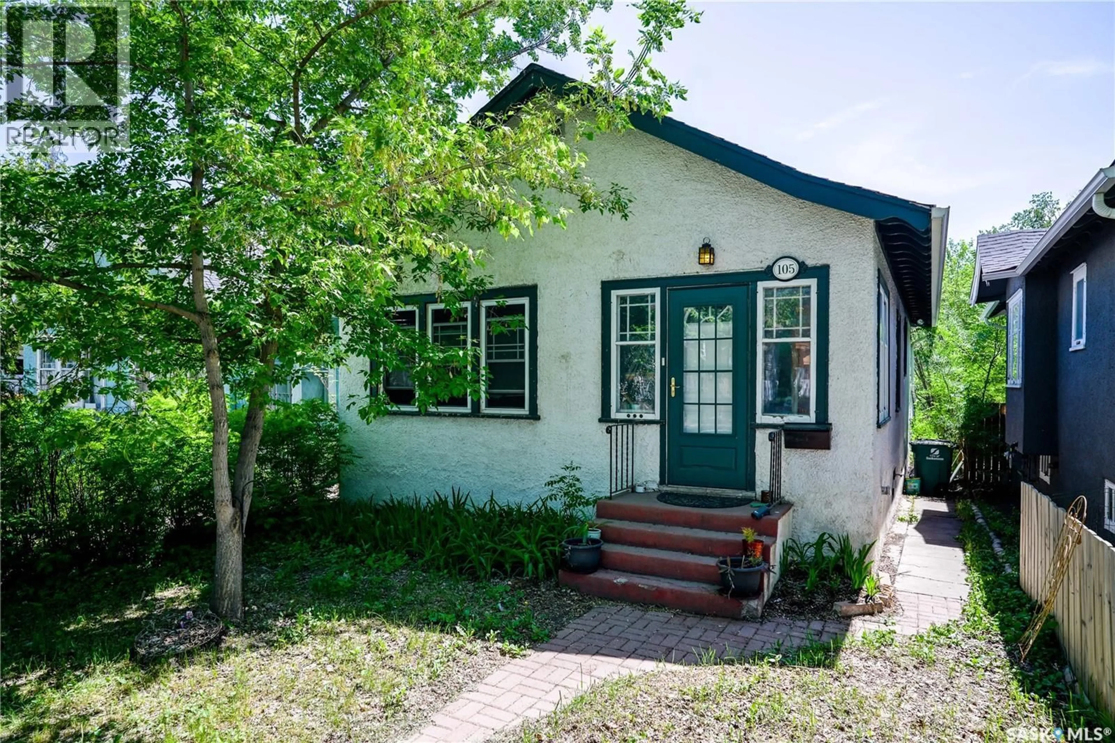 Home with vinyl exterior material, street for 105 28TH STREET, Saskatoon Saskatchewan S7L0K1