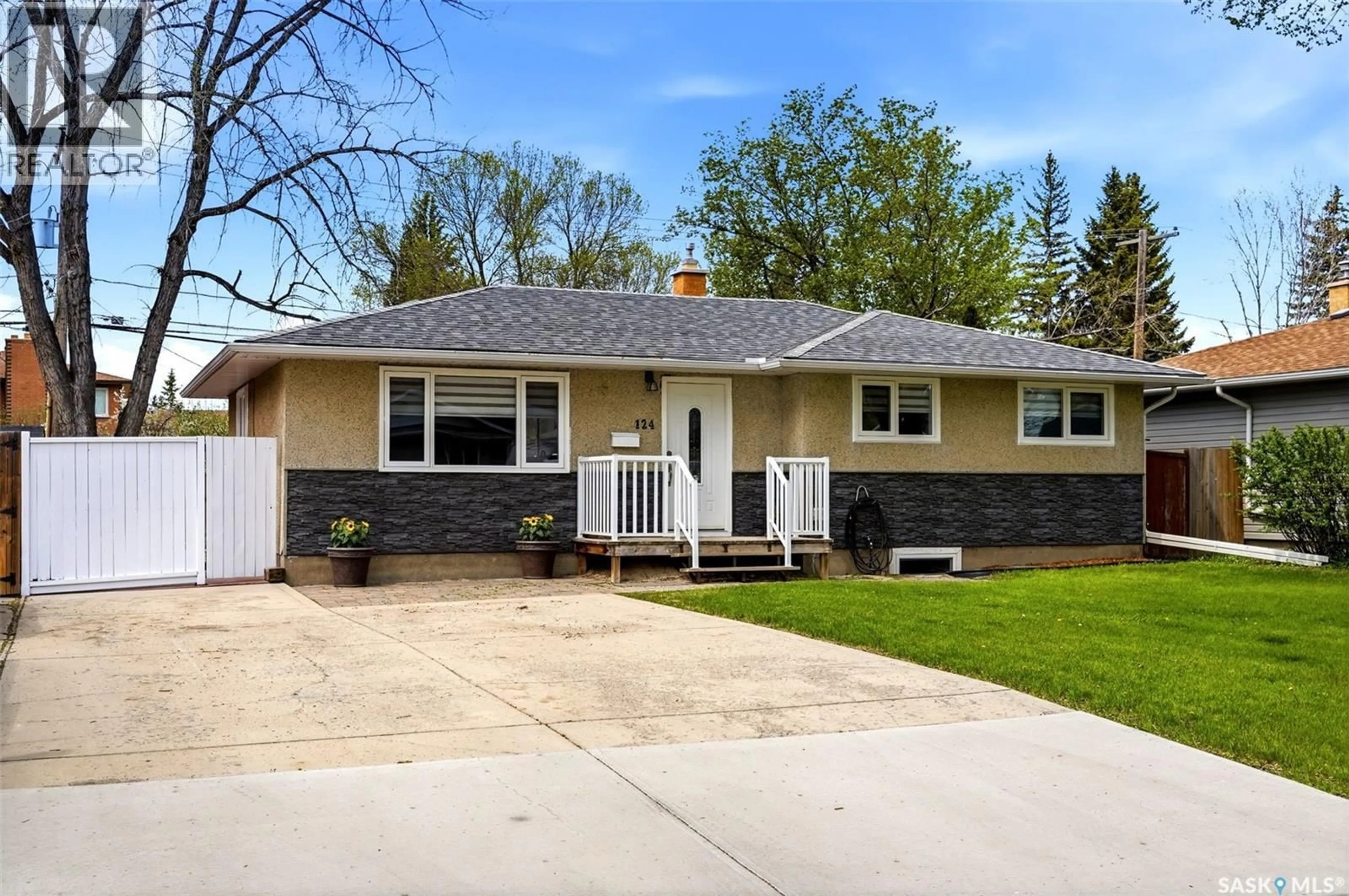 Home with vinyl exterior material, street for 124 RIDDELL CRESCENT, Regina Saskatchewan S4S5L3