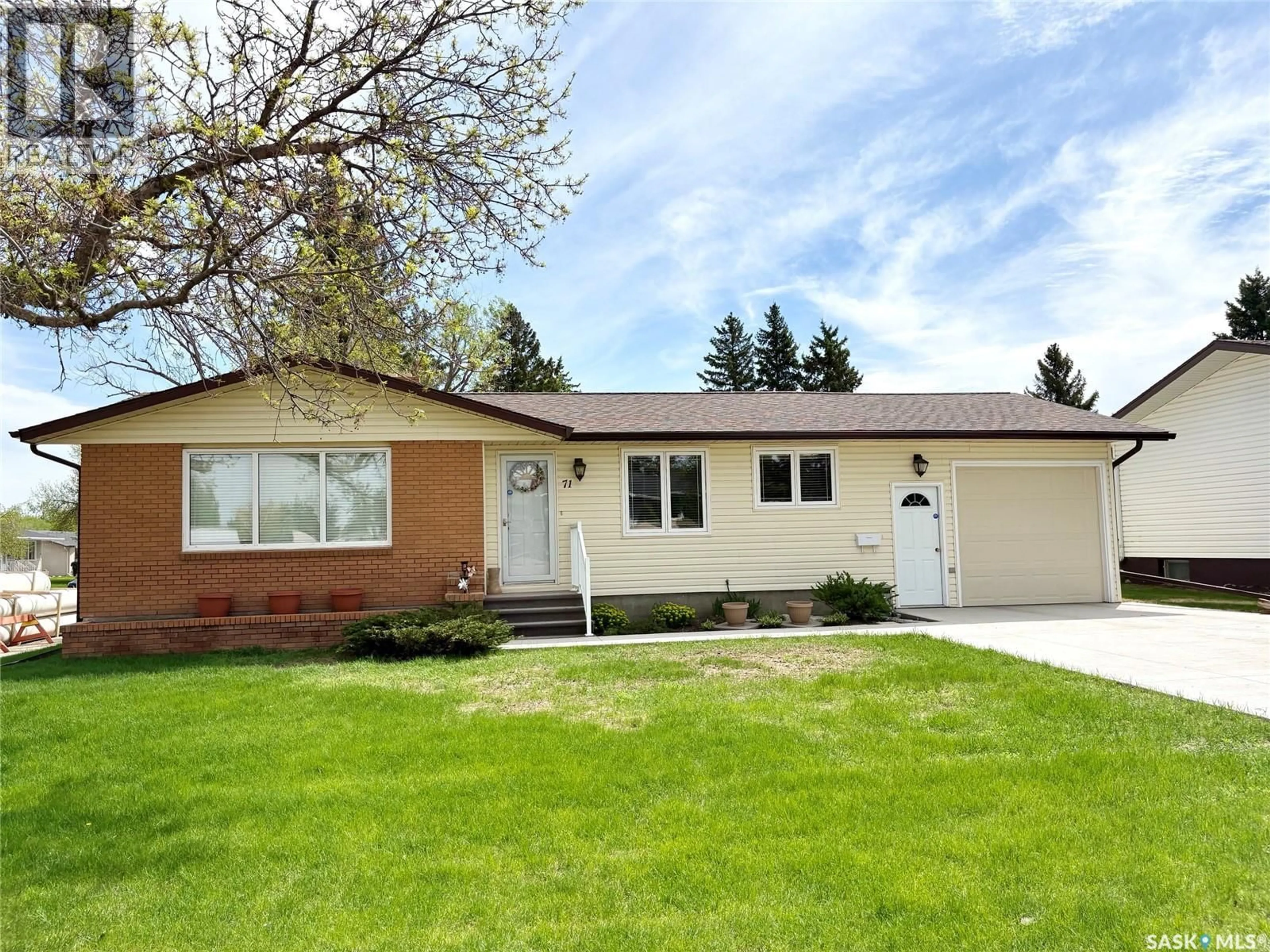 Home with vinyl exterior material, street for 71 DALEBROOKE DRIVE, Yorkton Saskatchewan S3N2N6