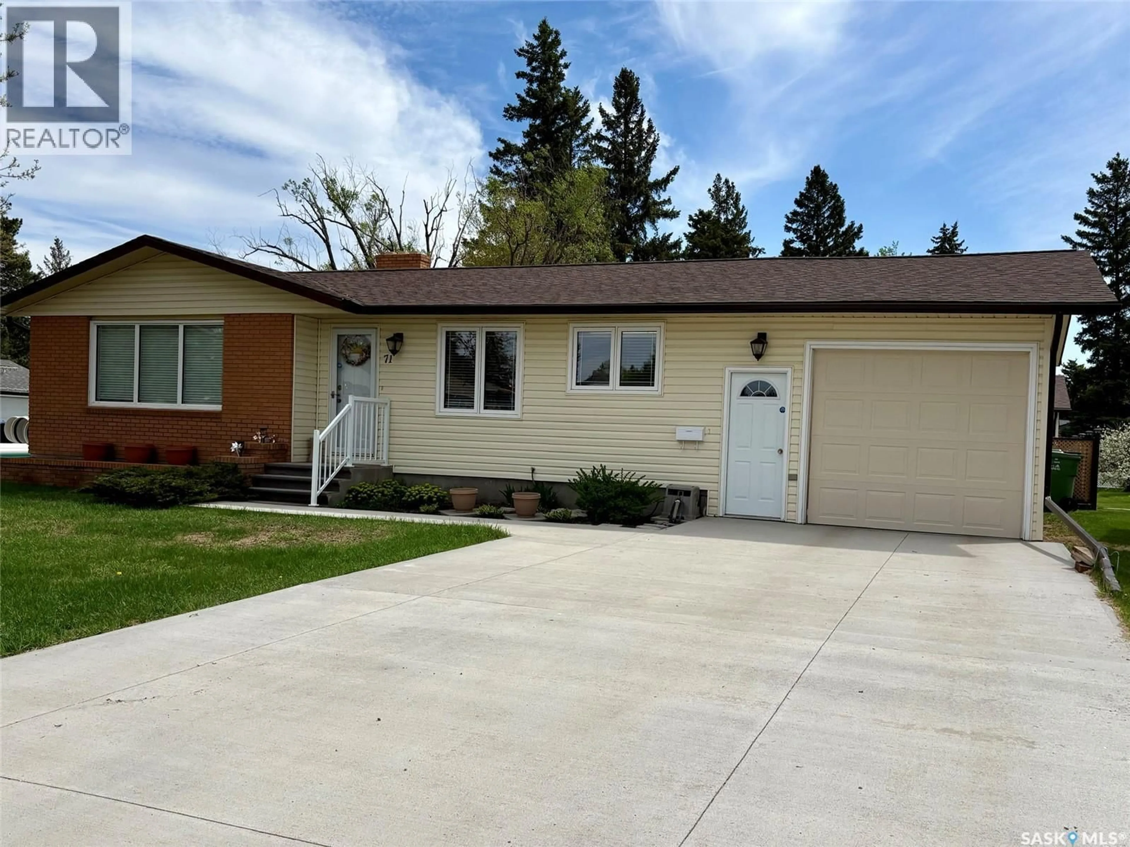Home with vinyl exterior material, street for 71 DALEBROOKE DRIVE, Yorkton Saskatchewan S3N2N6