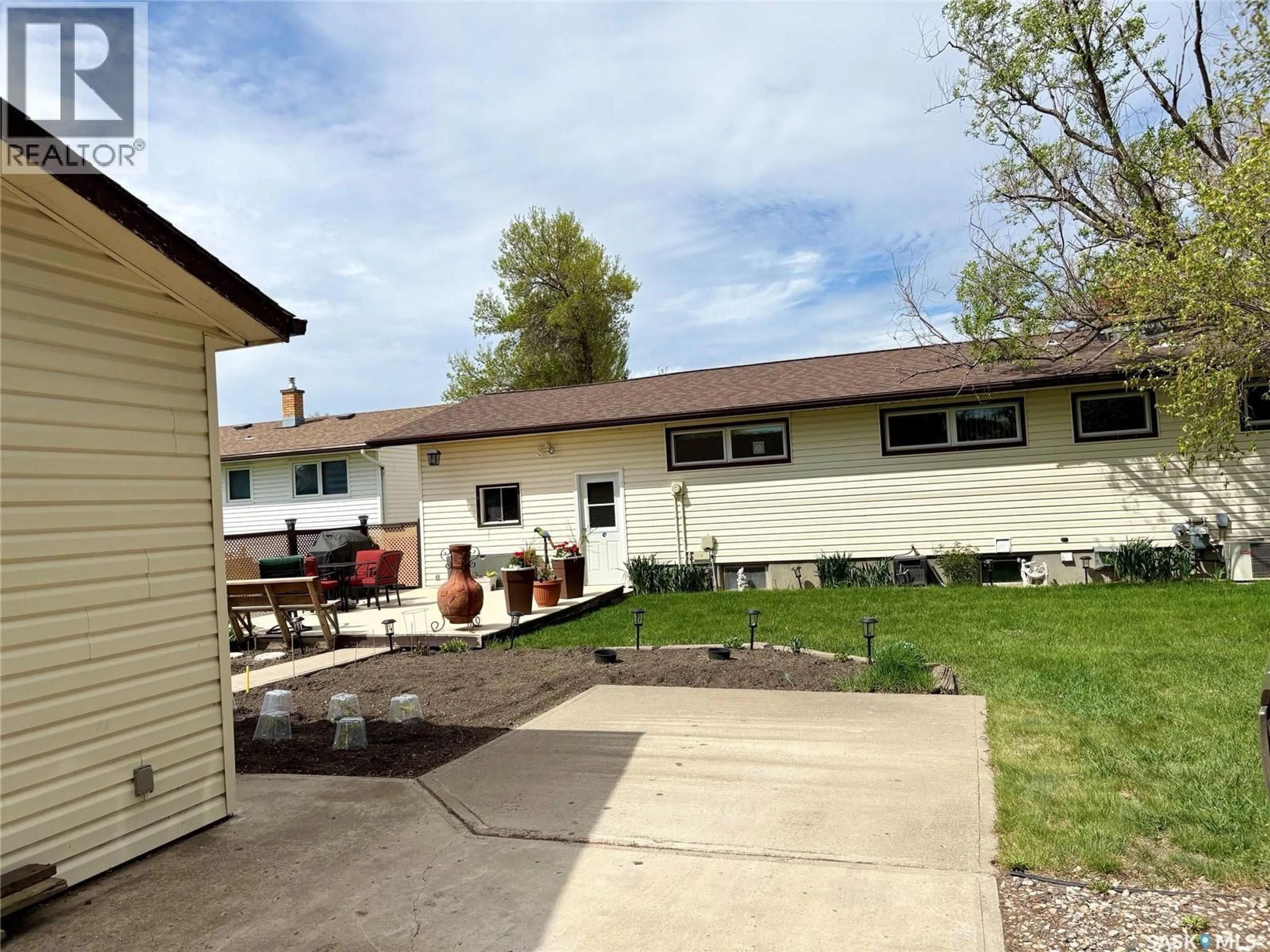 A pic from outside/outdoor area/front of a property/back of a property/a pic from drone, unknown for 71 DALEBROOKE DRIVE, Yorkton Saskatchewan S3N2N6