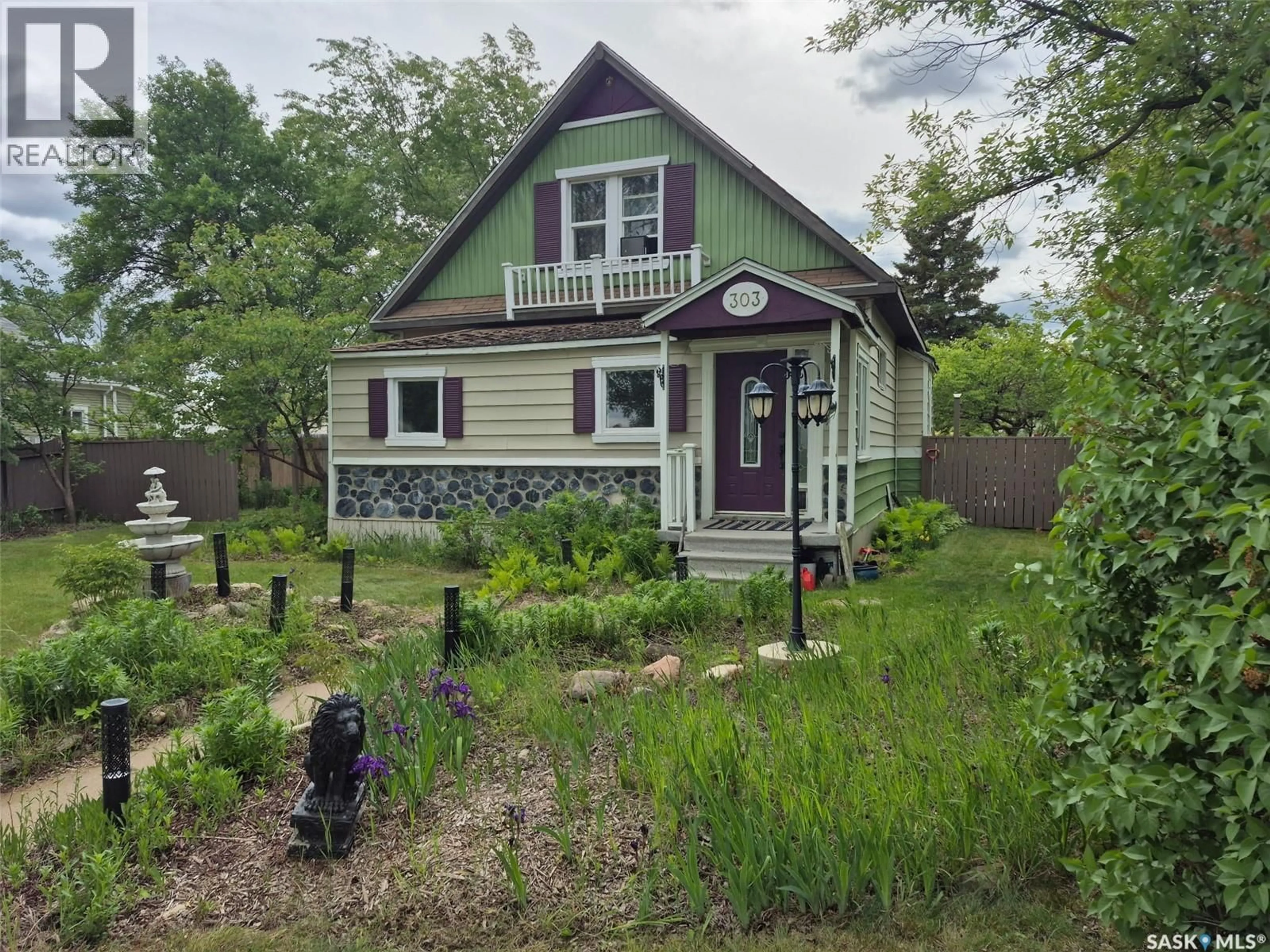 A pic from outside/outdoor area/front of a property/back of a property/a pic from drone, street for 303 EDWARD STREET, Radisson Saskatchewan S0K3L0