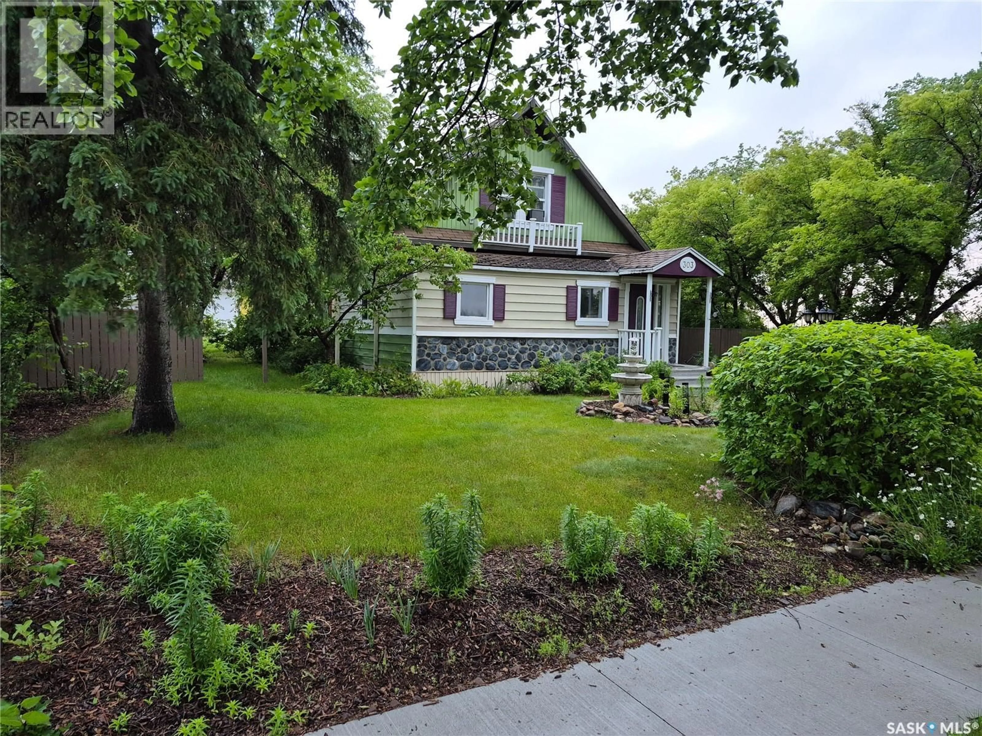 A pic from outside/outdoor area/front of a property/back of a property/a pic from drone, street for 303 EDWARD STREET, Radisson Saskatchewan S0K3L0