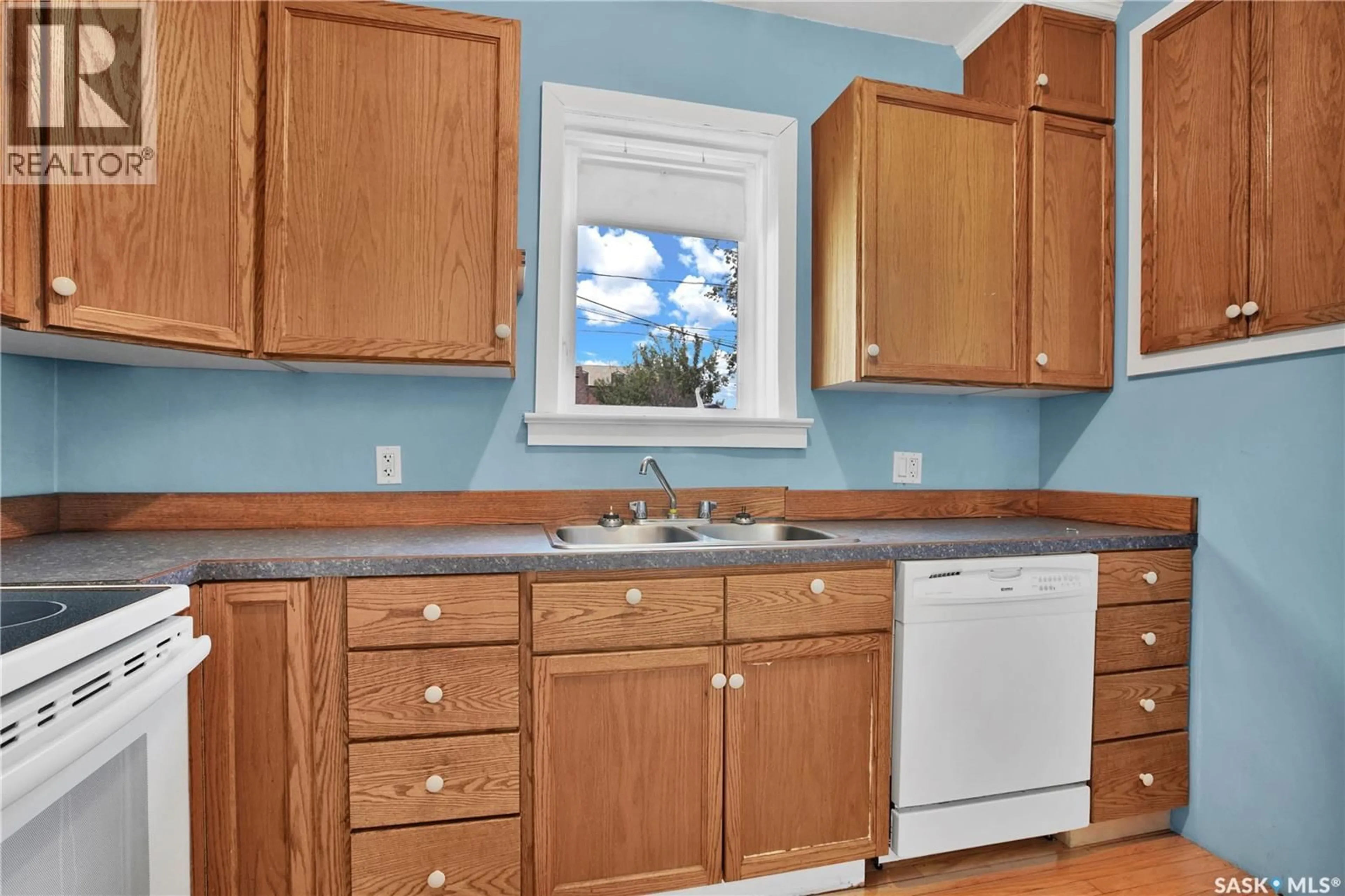 Standard kitchen, unknown for 220 N AVENUE S, Saskatoon Saskatchewan S7M2N1