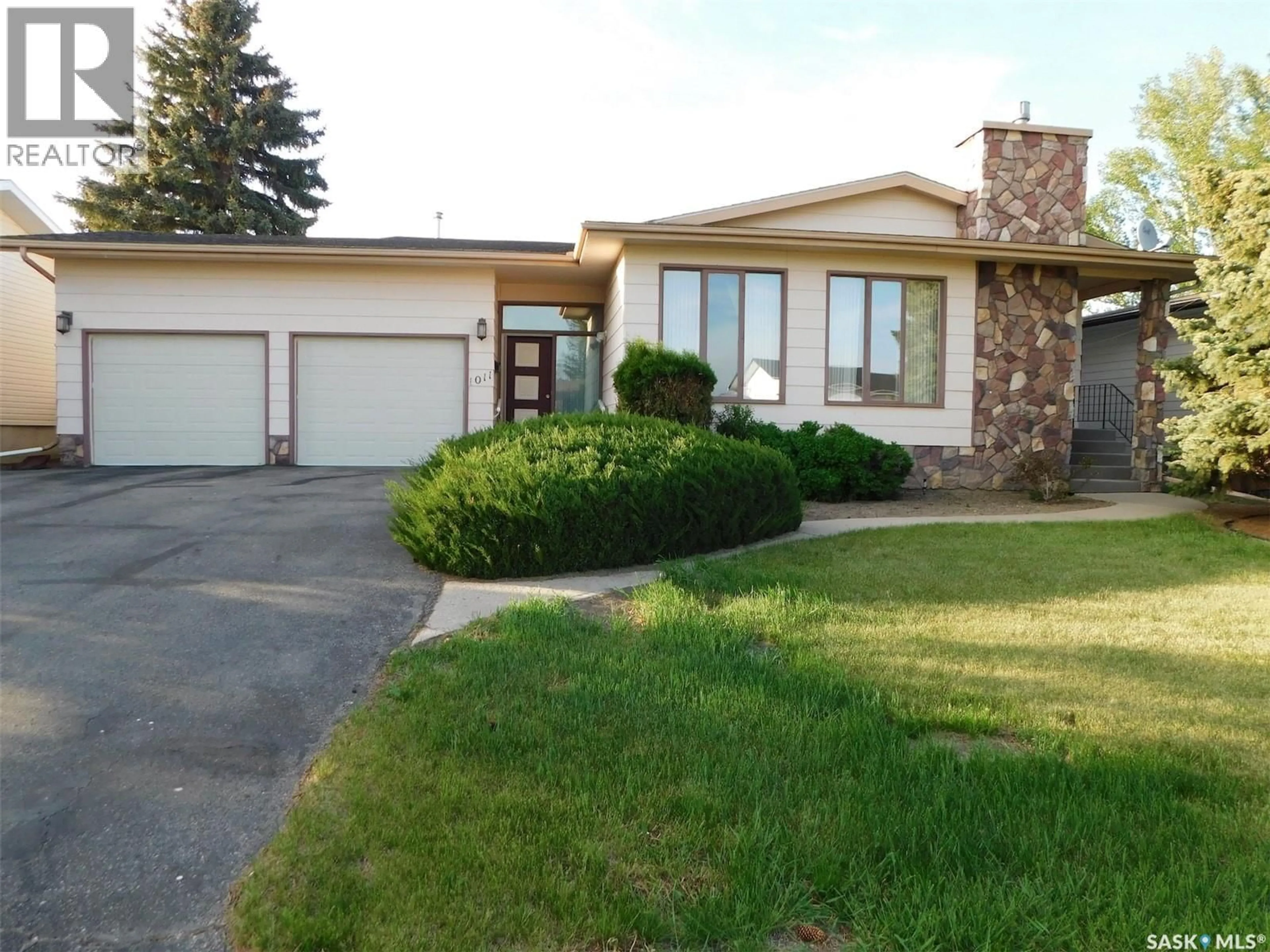 Home with vinyl exterior material, street for 1011 GRANVILLE AVENUE, Assiniboia Saskatchewan S0H0B0