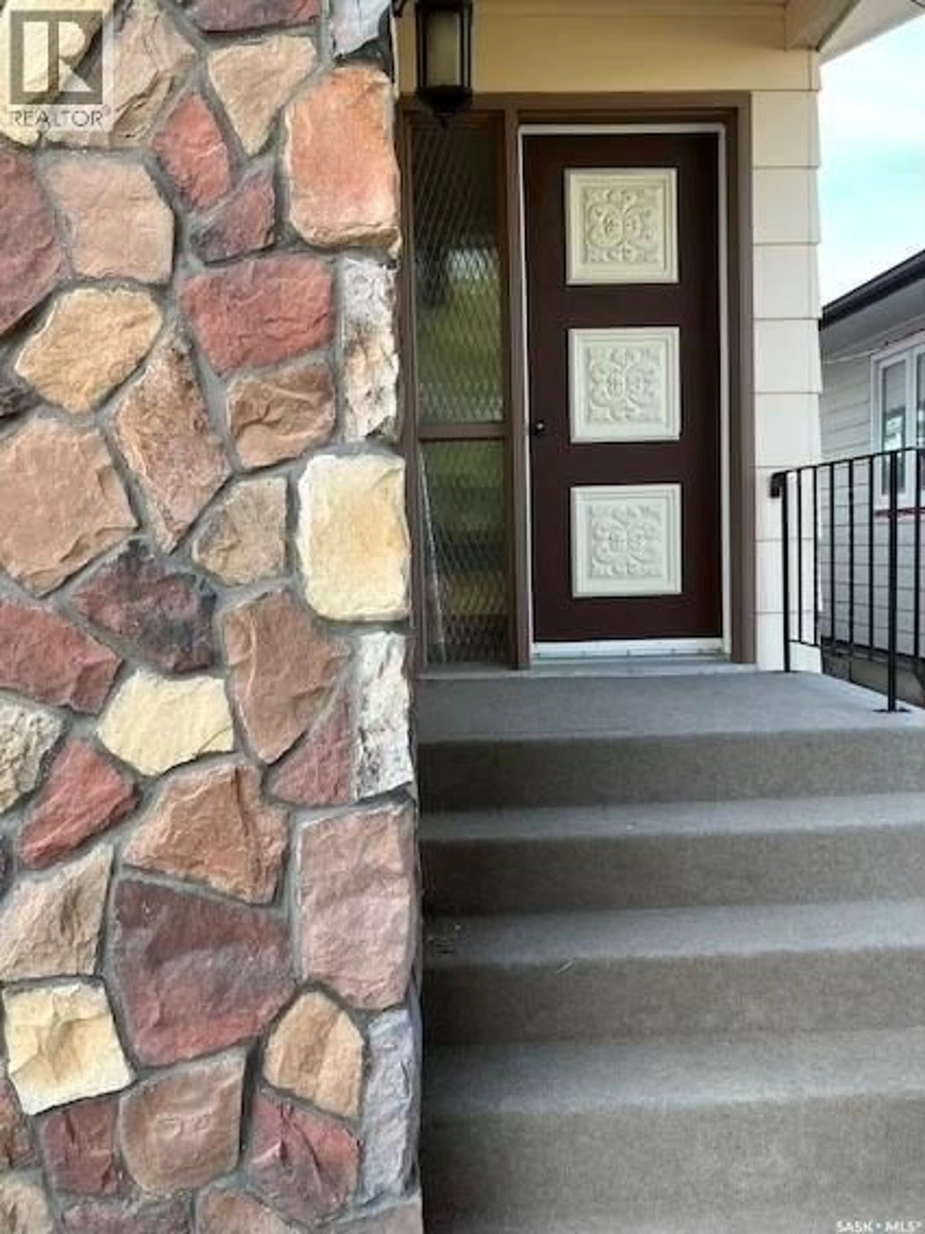 Indoor entryway for 1011 GRANVILLE AVENUE, Assiniboia Saskatchewan S0H0B0