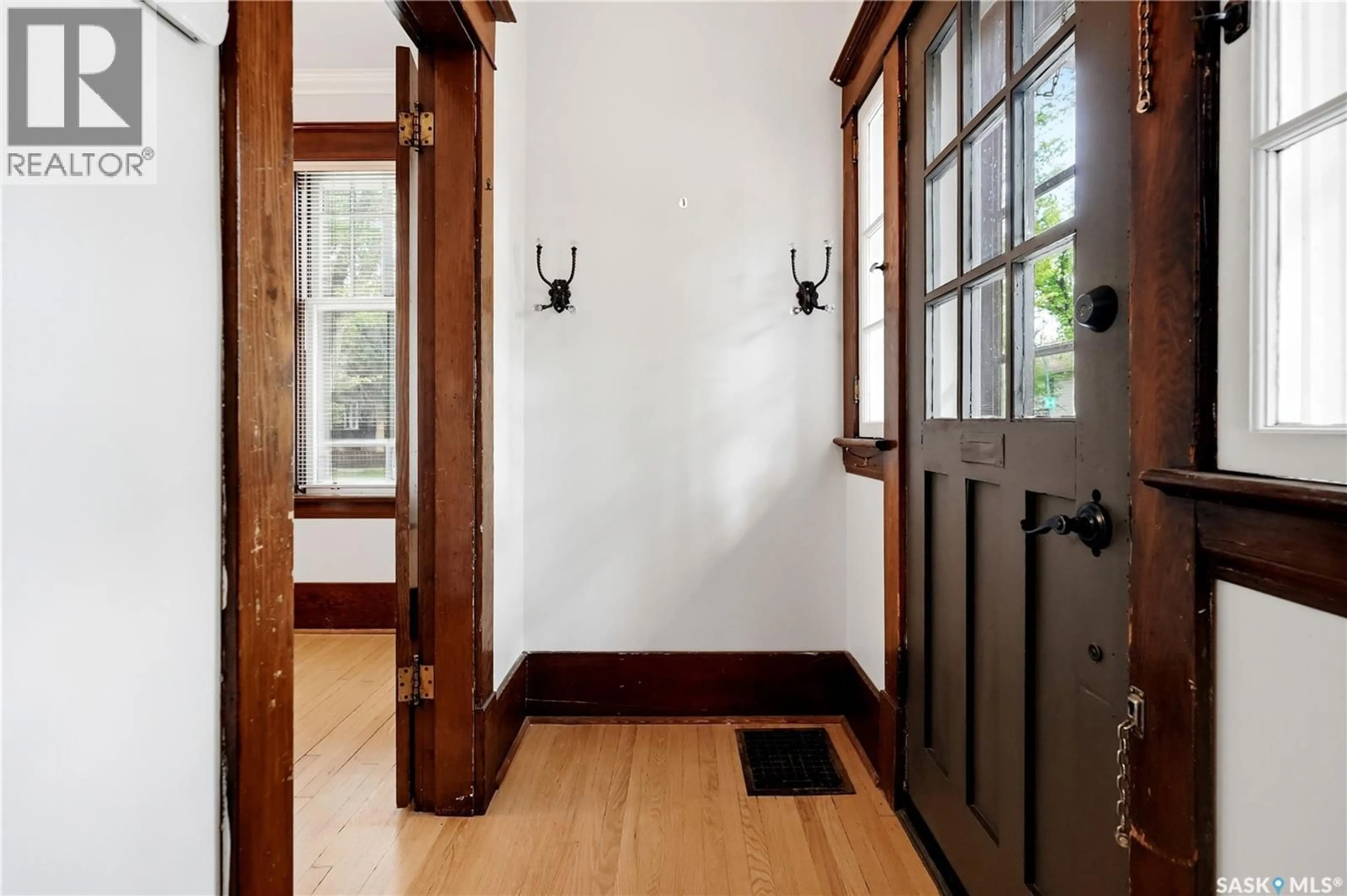 Indoor entryway for 1706 15TH AVENUE, Regina Saskatchewan S4P0Z7
