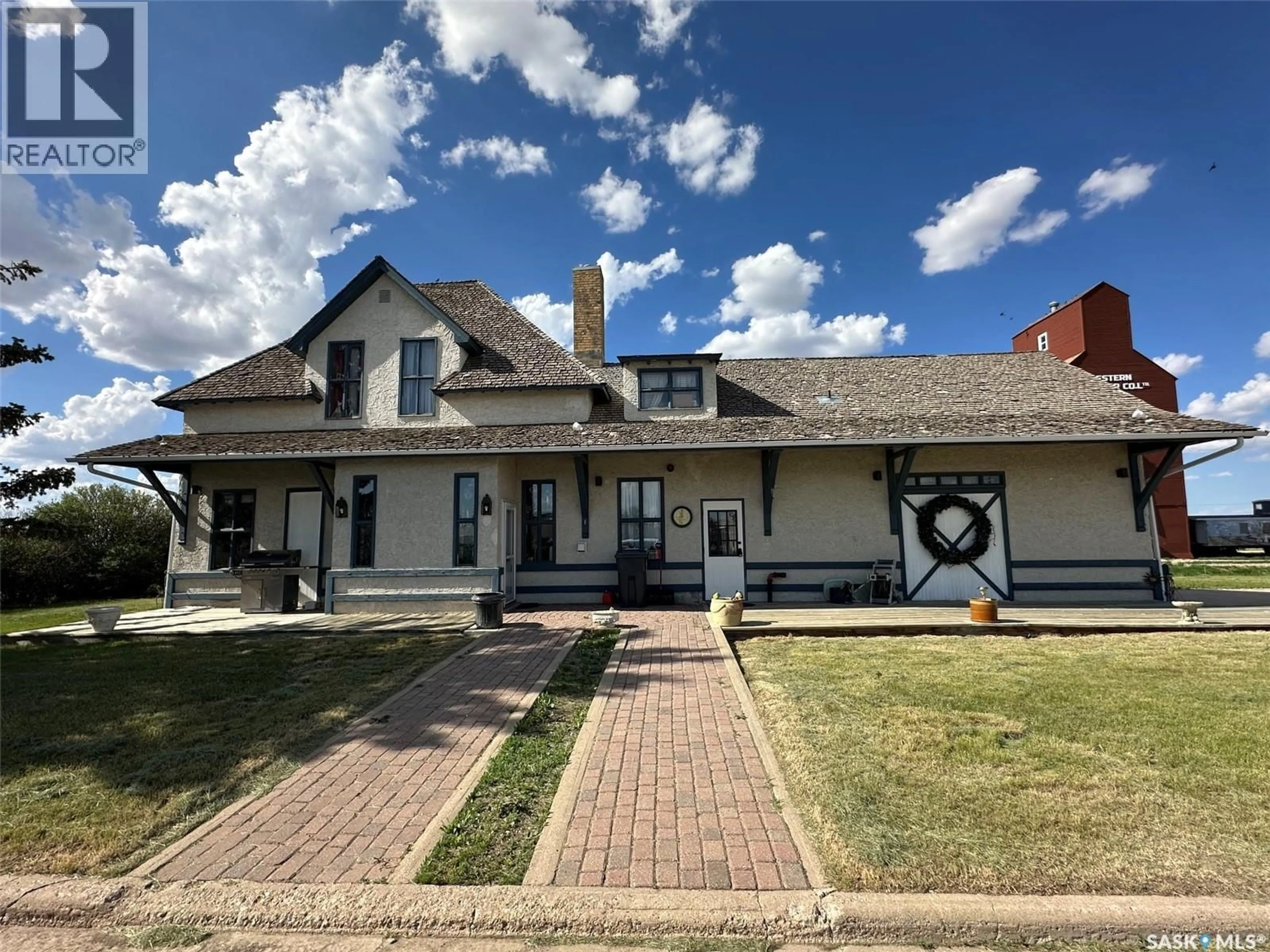 A pic from outside/outdoor area/front of a property/back of a property/a pic from drone, building for E - 700 MAIN STREET, Gravelbourg Saskatchewan S0H1X0