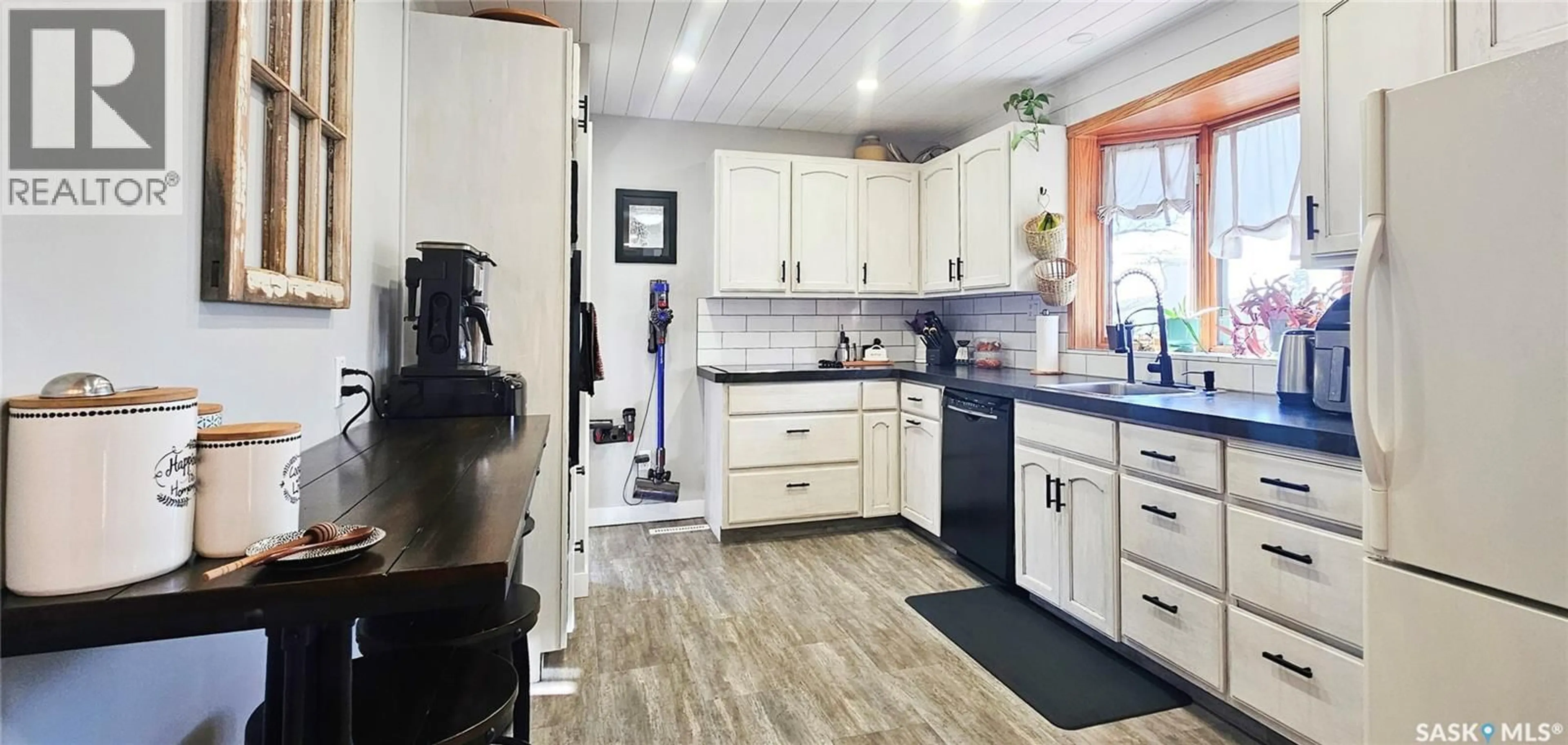 Open concept kitchen, unknown for 1406 ASHLEY DRIVE, Swift Current Saskatchewan S9H1N5