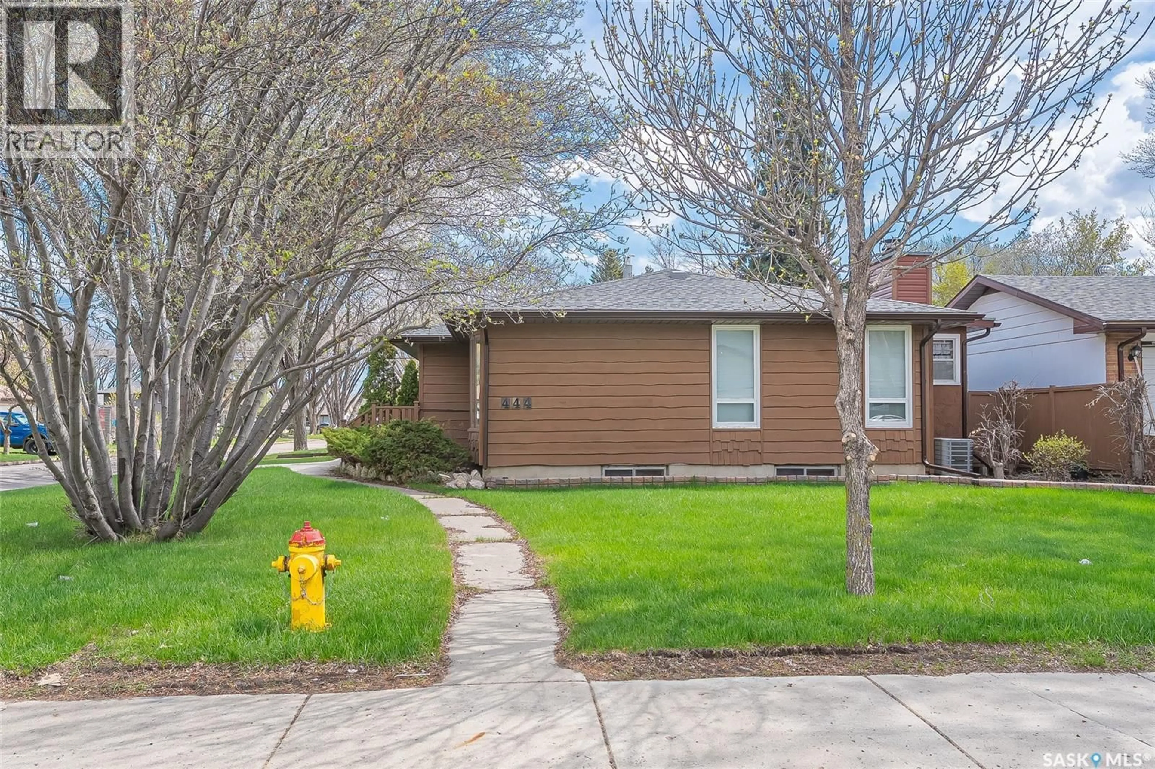 Home with vinyl exterior material, street for 444 Q AVENUE, Saskatoon Saskatchewan S7L2Y1