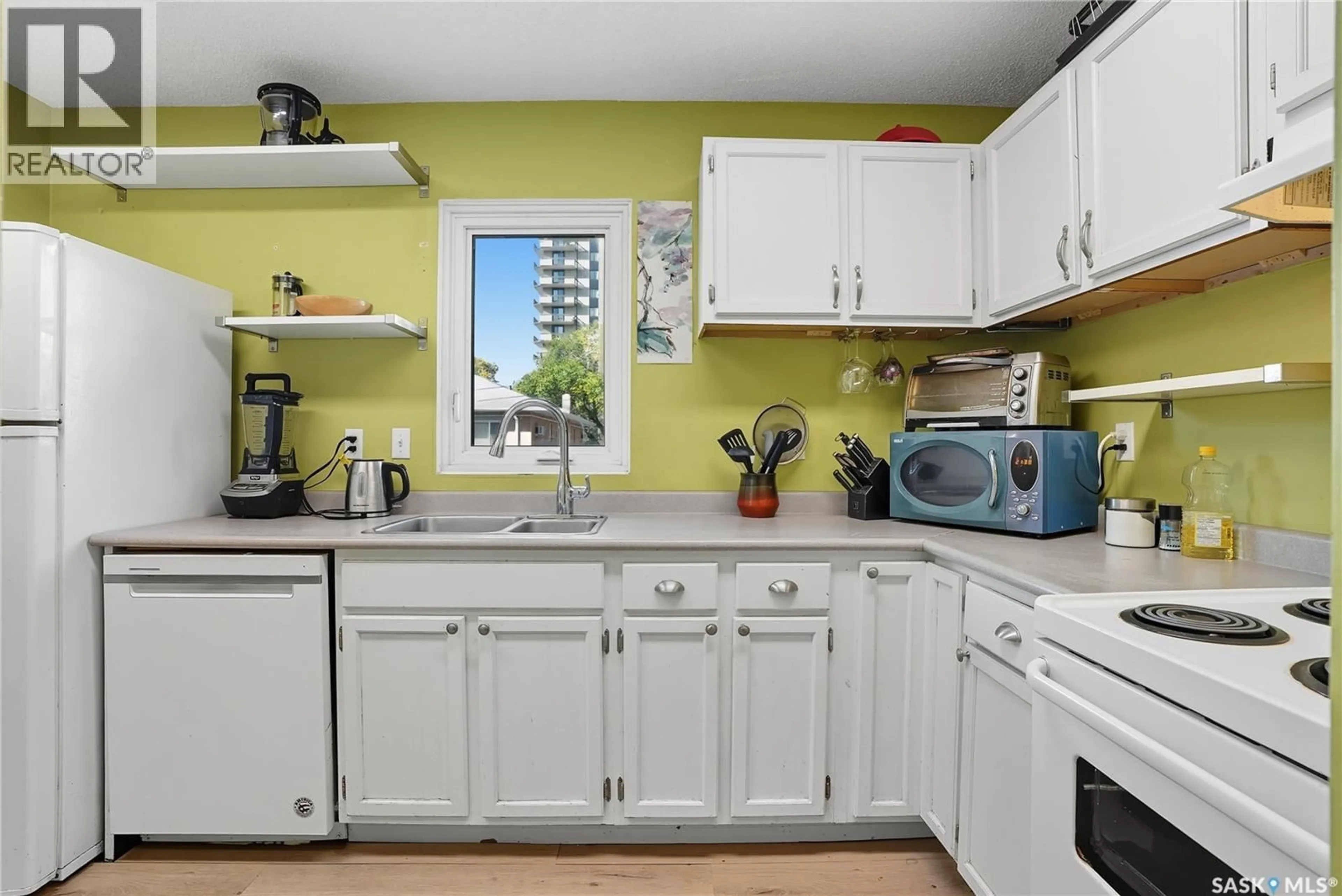 Standard kitchen, unknown for N - 304 423 4TH AVENUE, Saskatoon Saskatchewan S7K2M4