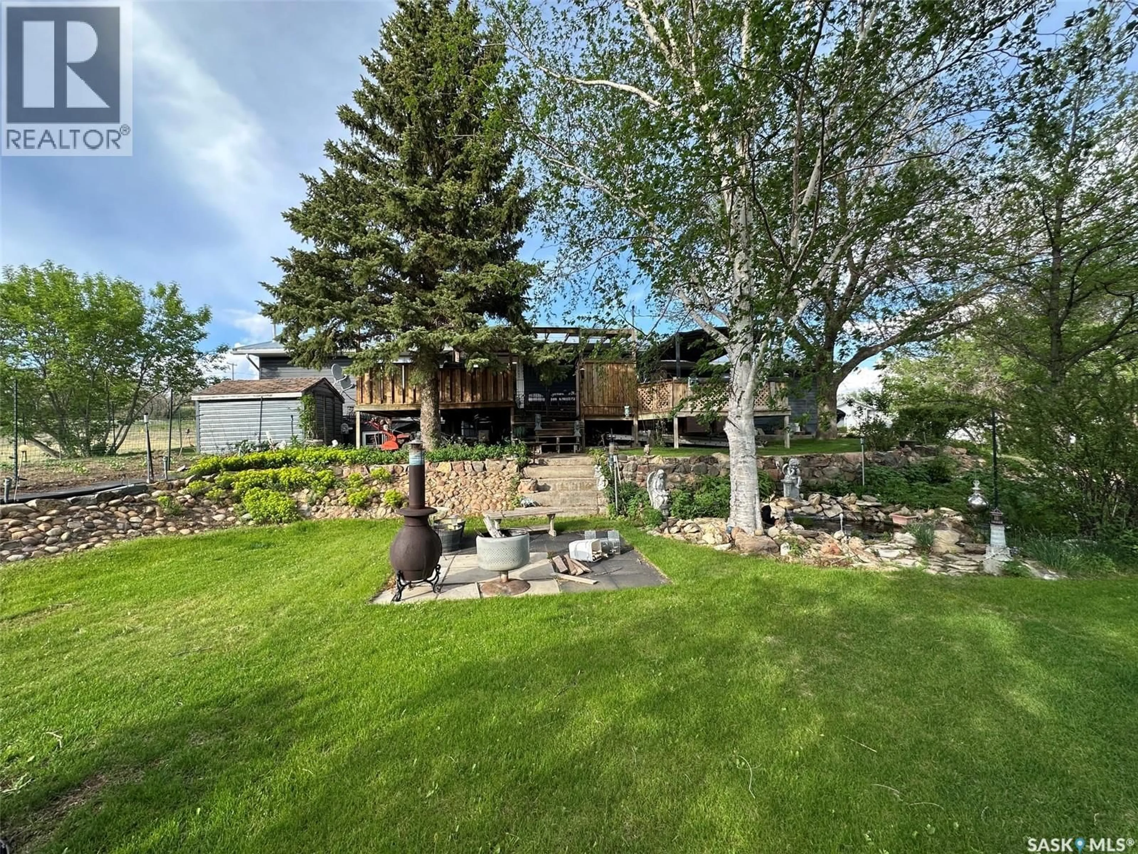 A pic from outside/outdoor area/front of a property/back of a property/a pic from drone, unknown for 310 2ND AVENUE, Rockglen Saskatchewan S0H0B0