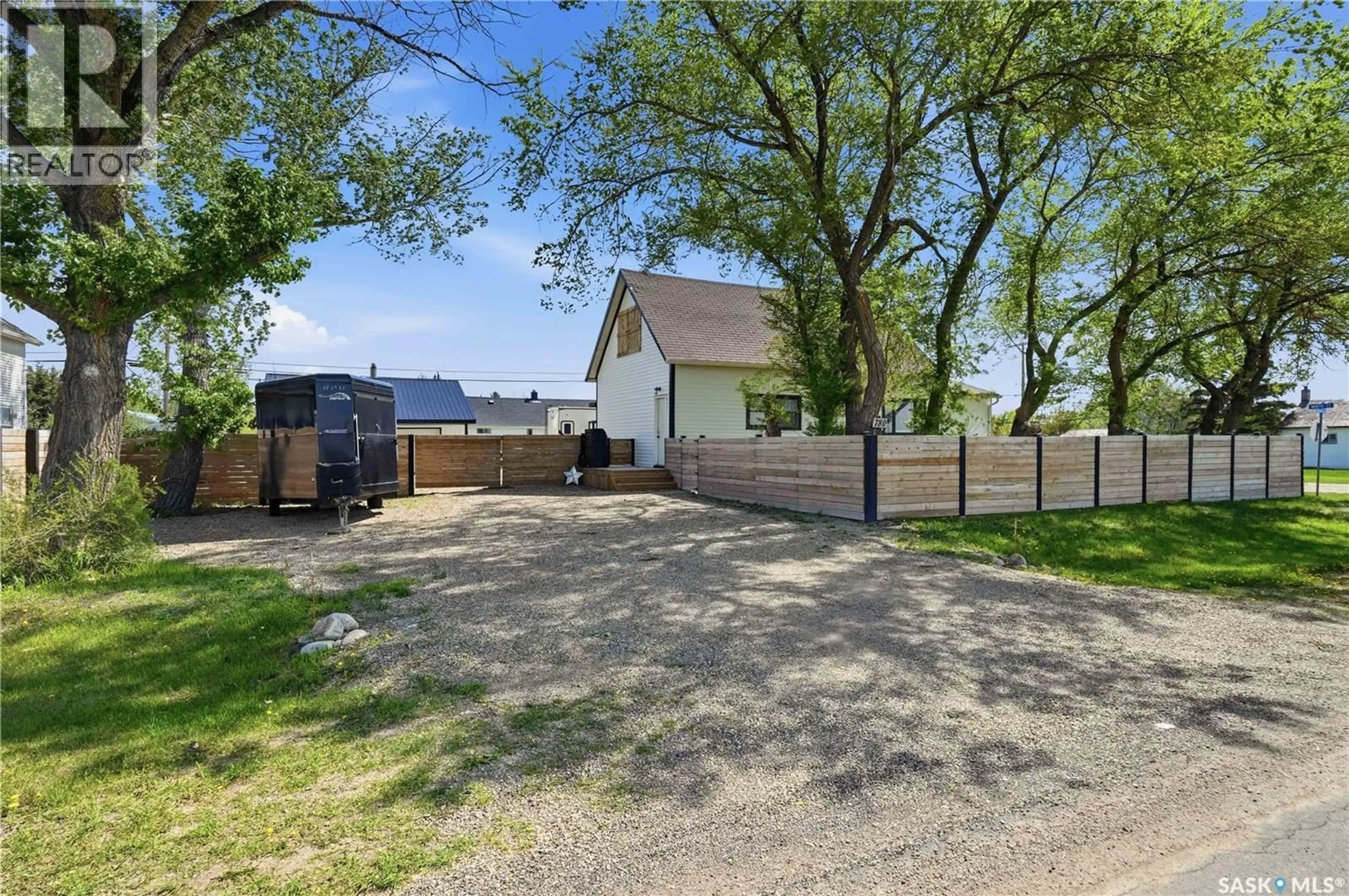 A pic from outside/outdoor area/front of a property/back of a property/a pic from drone, street for 780 RAILWAY AVENUE, Elbow Saskatchewan S0H1J0