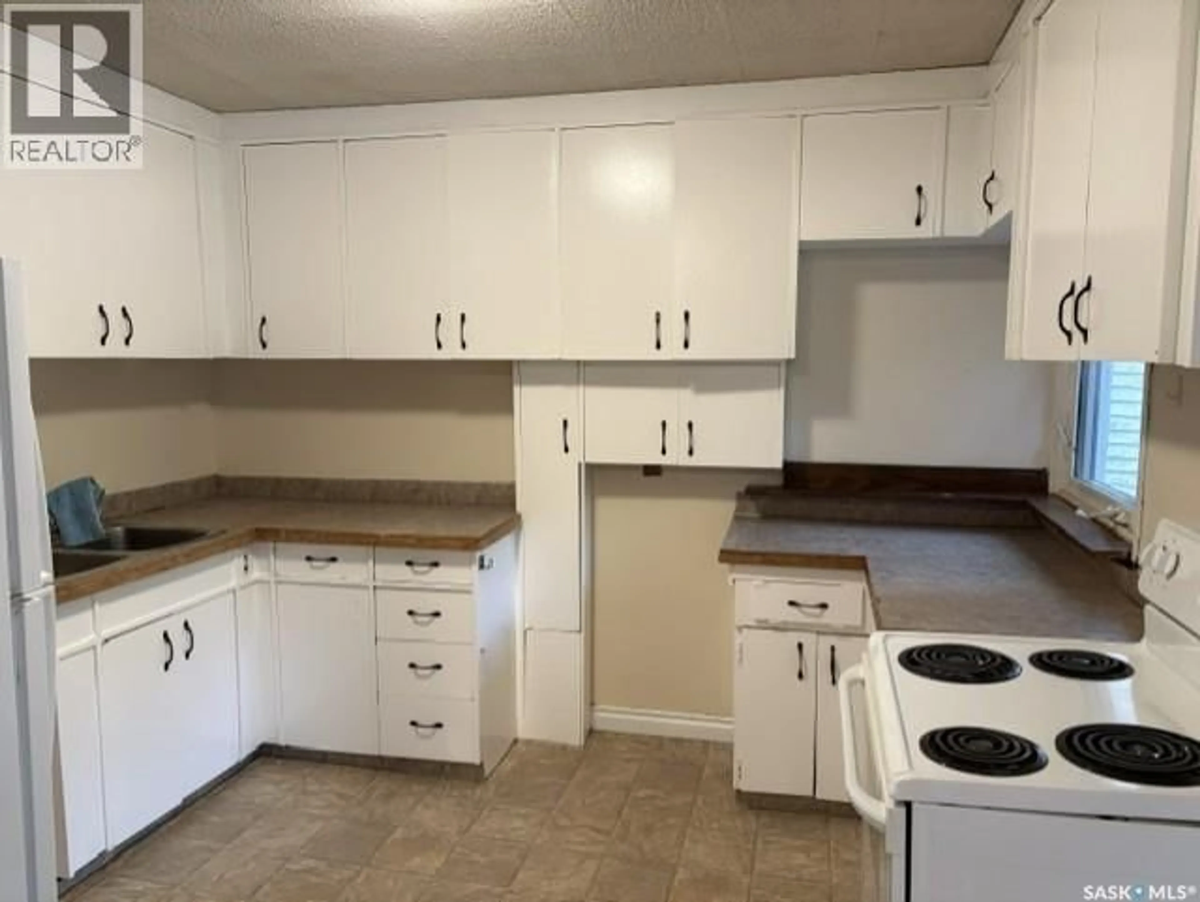 Standard kitchen, unknown for 2047 RETALLACK STREET, Regina Saskatchewan S4T2K3
