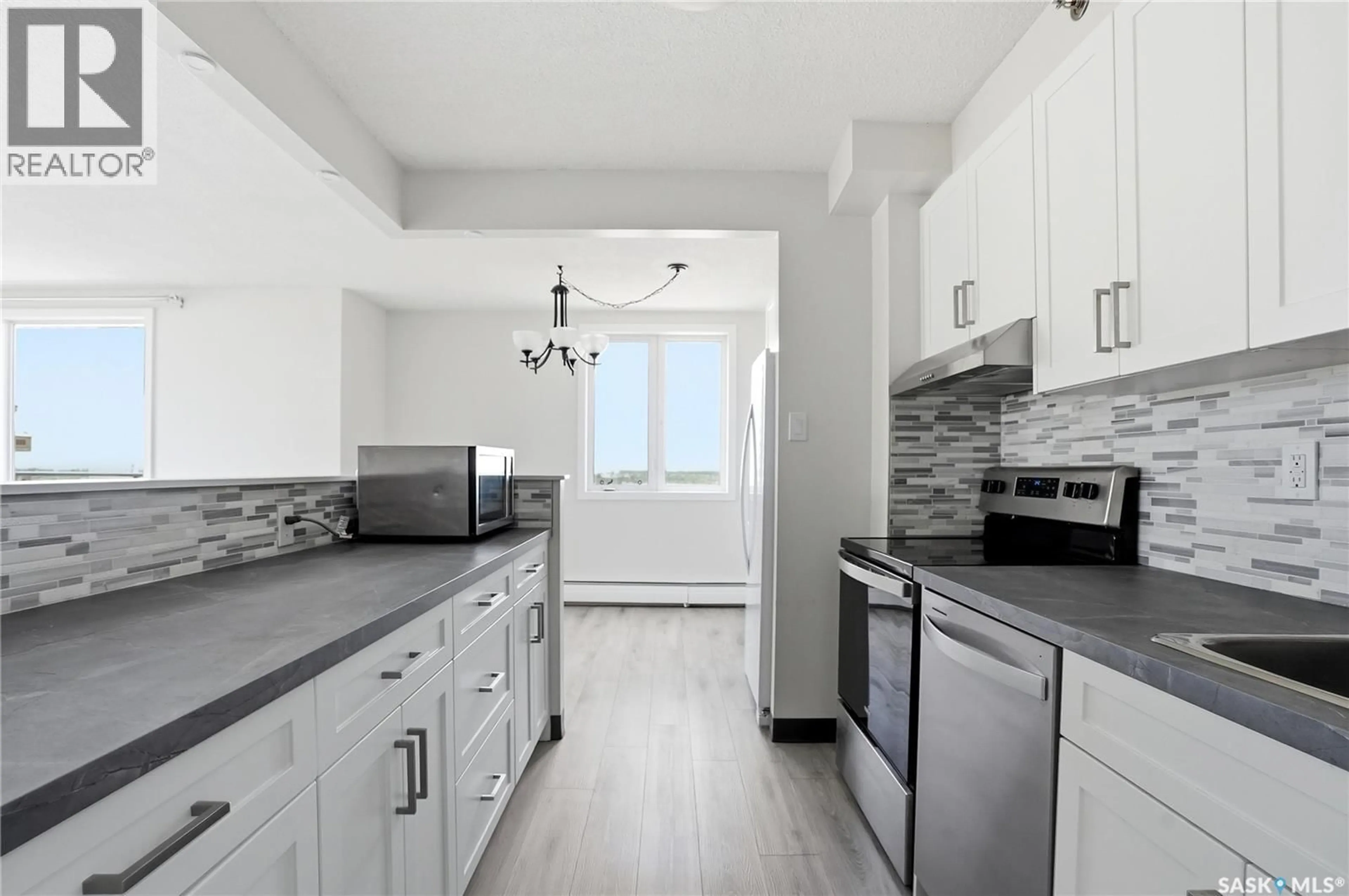 Standard kitchen, unknown for N - 2102 320 5TH AVENUE, Saskatoon Saskatchewan S7K2P5