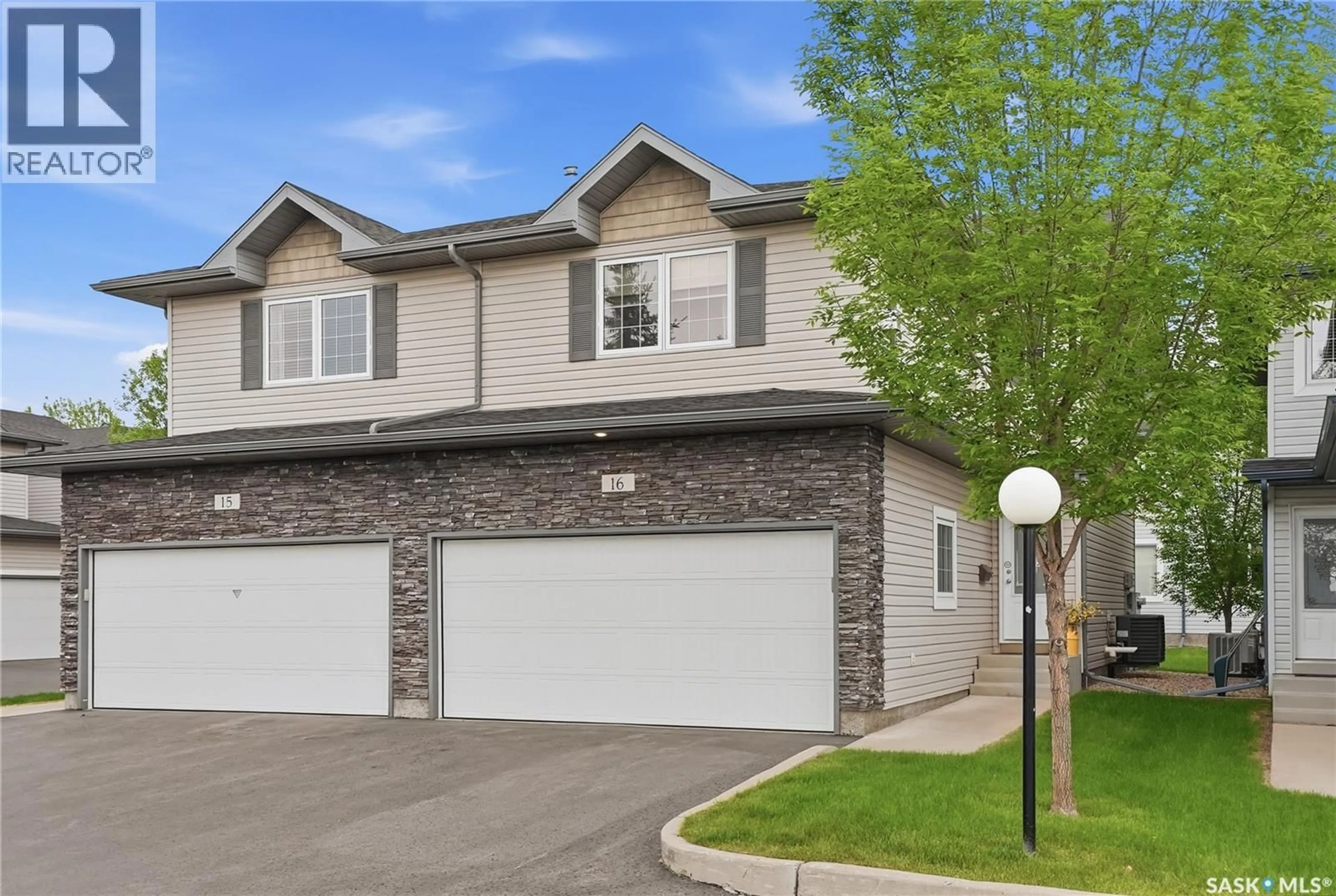 Home with vinyl exterior material, street for 16 110 DULMAGE CRESCENT, Saskatoon Saskatchewan S7T0C7